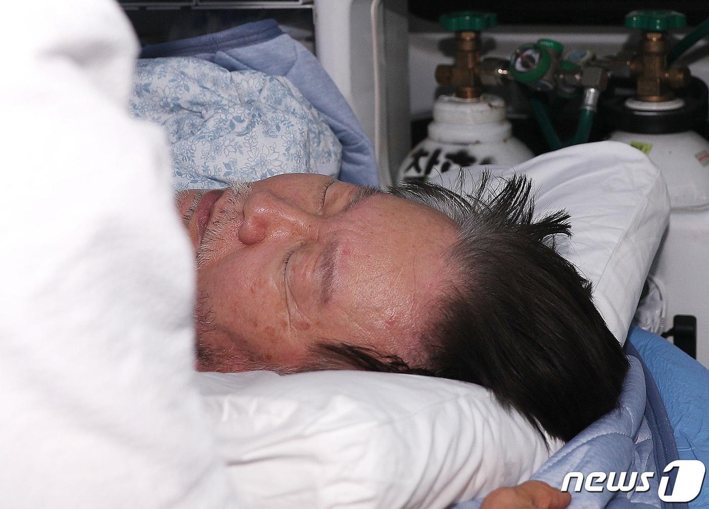 본문 이미지 - 단식 19일차인 이재명 더불어민주당 대표가 18일 오전 서울 여의도 국회 당 대표실에서 119 구급대에 의해 병원으로 이송되고 있다. 2023.9.18/뉴스1 ⓒ News1 임세영 기자