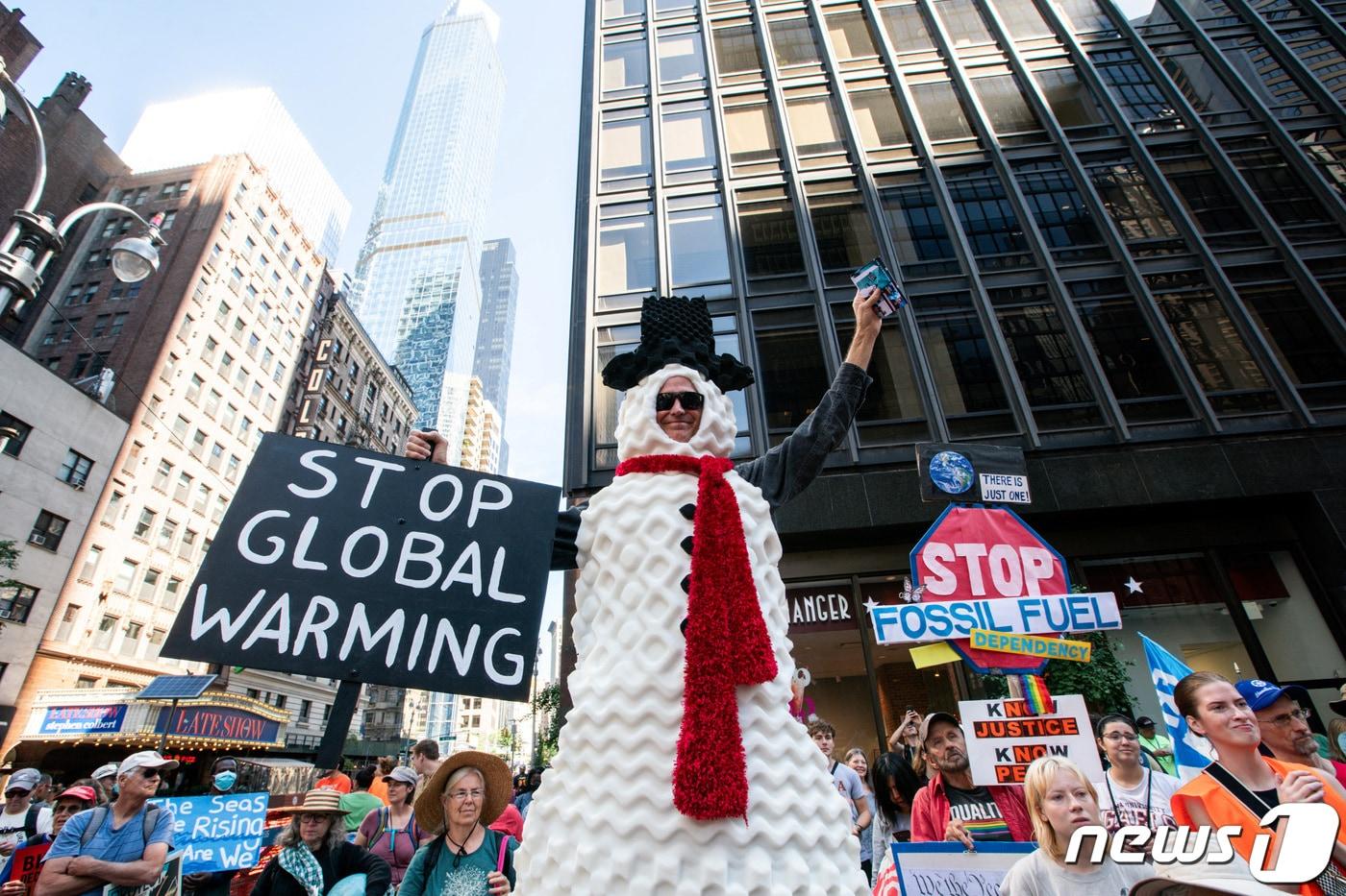 본문 이미지 - 17일(현지시간) 미국 뉴욕주 뉴욕에서 기후 변화에 대한 적극적인 행동을 촉구하는 '기후 주간' 행사에 참가하고 있는 기후 활동가들. 2023.09.18/뉴스1 ⓒ 로이터=뉴스1 ⓒ News1 김민수 기자
