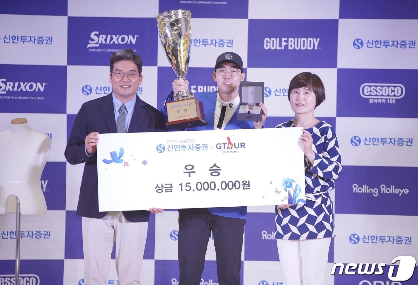 왼쪽부터 손장순 골프존 상무, 조영호 선수, 김수영 신한투자증권 본부장이 기념사진을 찍고 있다.(골프존 제공) 