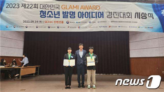 본문 이미지 - '22회 대한민국 청소년 발명 아이디어 경진대회'에서 금상을 수상한 청주폴리텍대학 메카트로닉스과 김지수(왼쪽), 박상배 교수(지도교수), 기계시스템과 김준섭 학생(오른쪽)이 기념 촬영을 하고 있다.(한국폴리텍대 청주캠퍼스 제공)/ 뉴스1