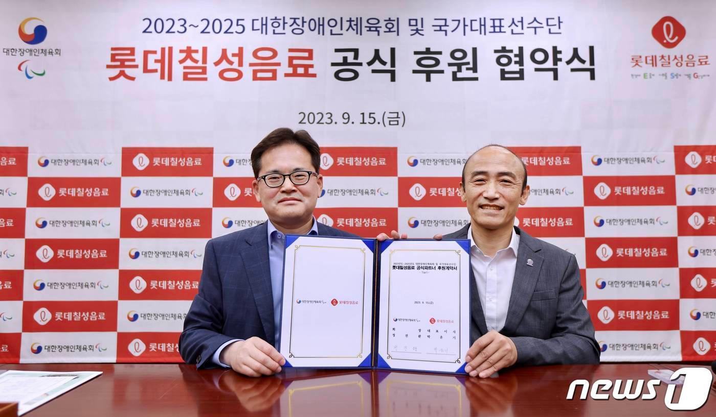 본문 이미지 - 박윤기 롯데칠성음료 대표이사(왼)와 정진완 대한장애인체육회 회장이 기념사진 촬영을 하고 있다.(롯데칠성음료 제공)