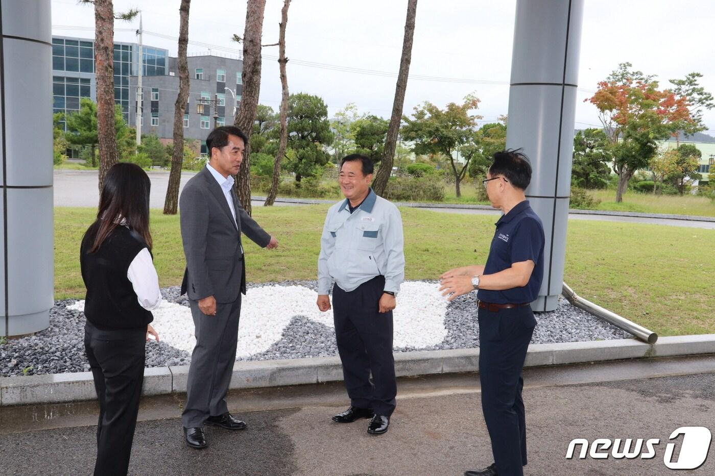 본문 이미지 - 최재형 보은군수(왼쪽 두번째)가 우진플라임을 방문해 김익환 대표와 대화를 나누고 있다.  (보은군 제공) /뉴스1