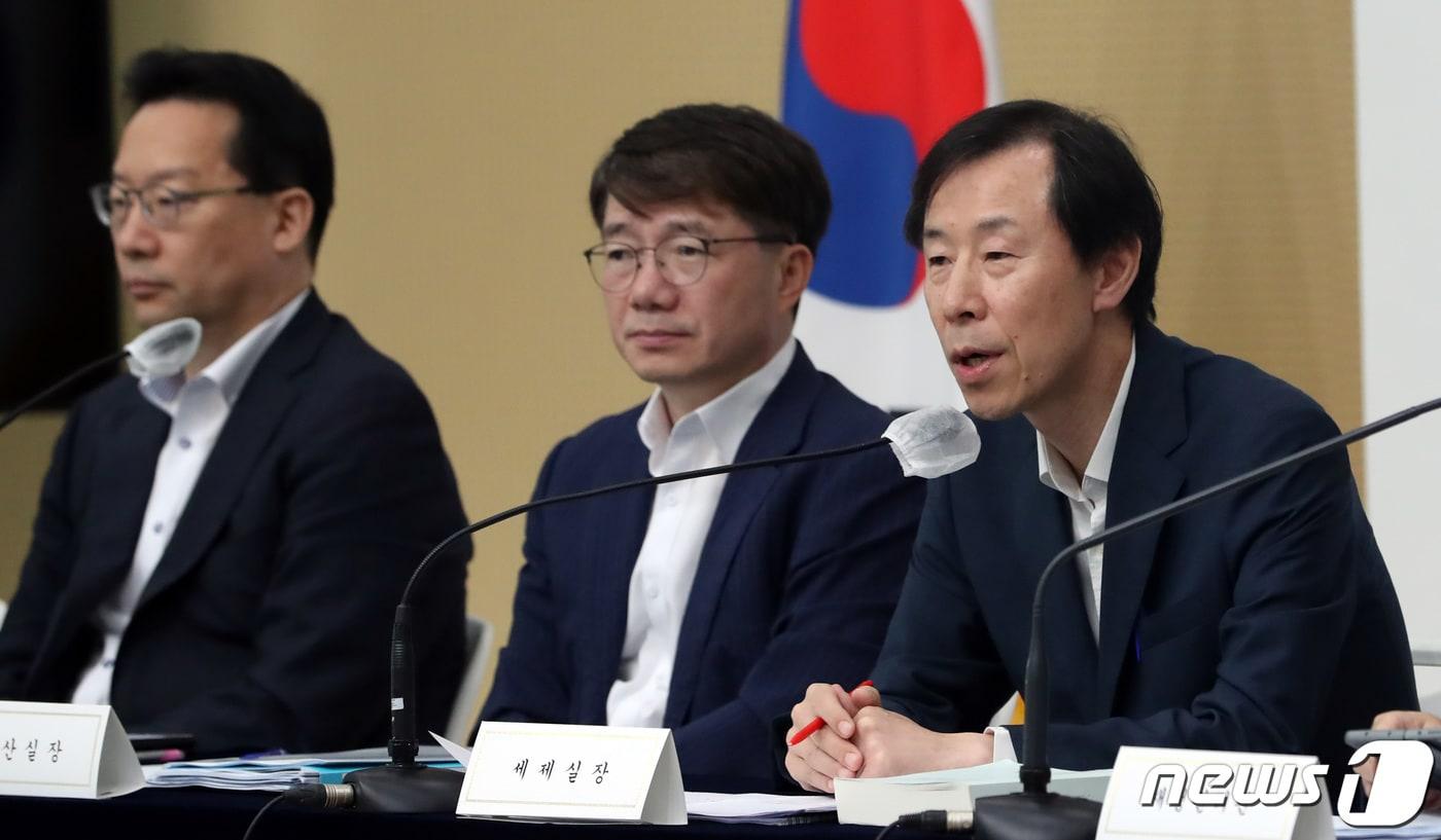 본문 이미지 - 정정훈 기획재정부 세제실장(오른쪽)이 지난 9월 18일 오전 세종시 정부세종청사 중앙동 브리핑실에서 2023년 세수 재추계 결과 및 재정 대응방향에 대해 발표하고 있다. /뉴스1 ⓒ News1 김기남 기자