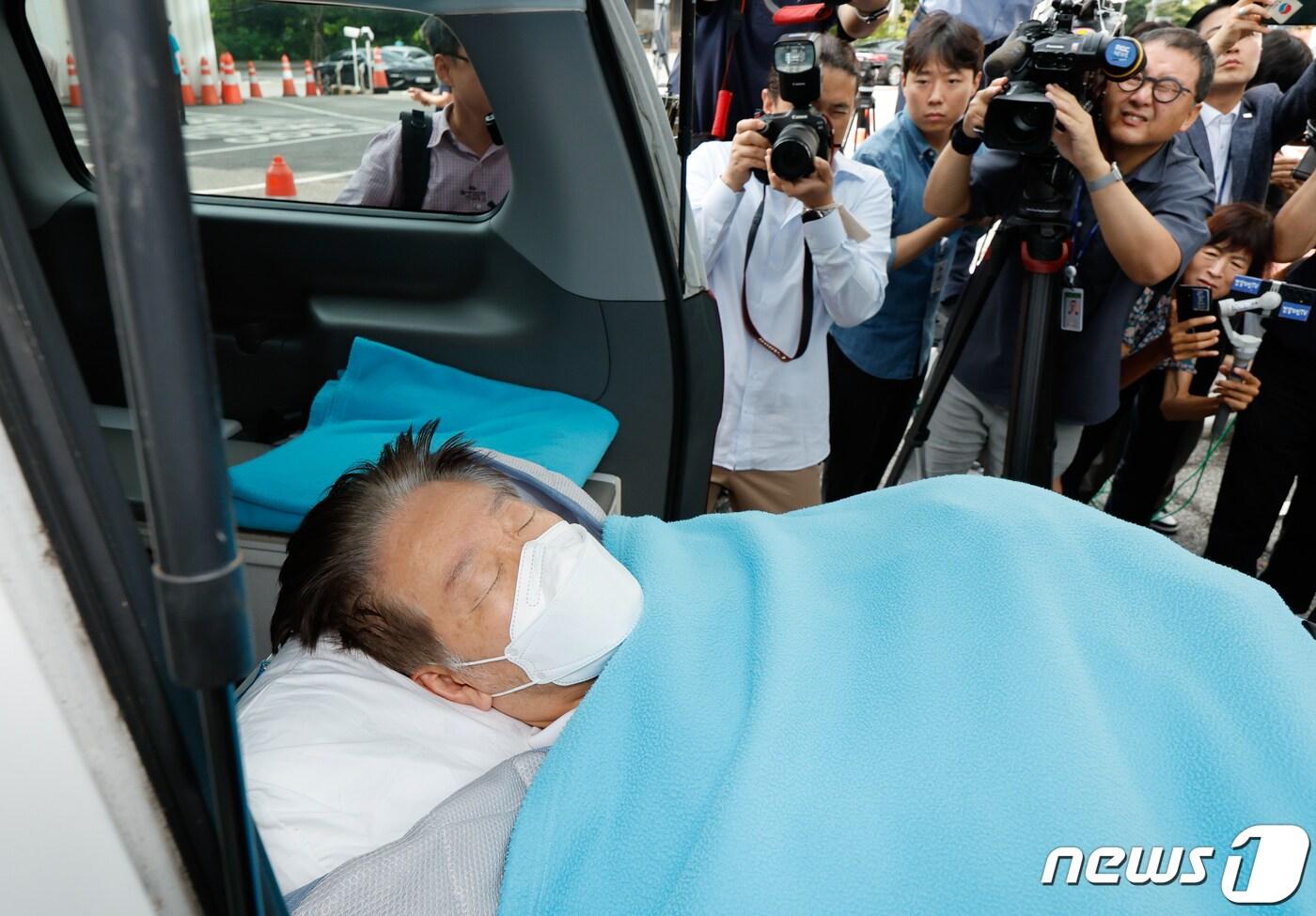 이재명 더불어민주당 대표가 지난 18일 오전 서울 가톨릭대학교 여의도 성모병원 응급실에서 녹색병원으로 이송되고 있다. 2023.9.18/뉴스1 ⓒ News1 안은나 기자