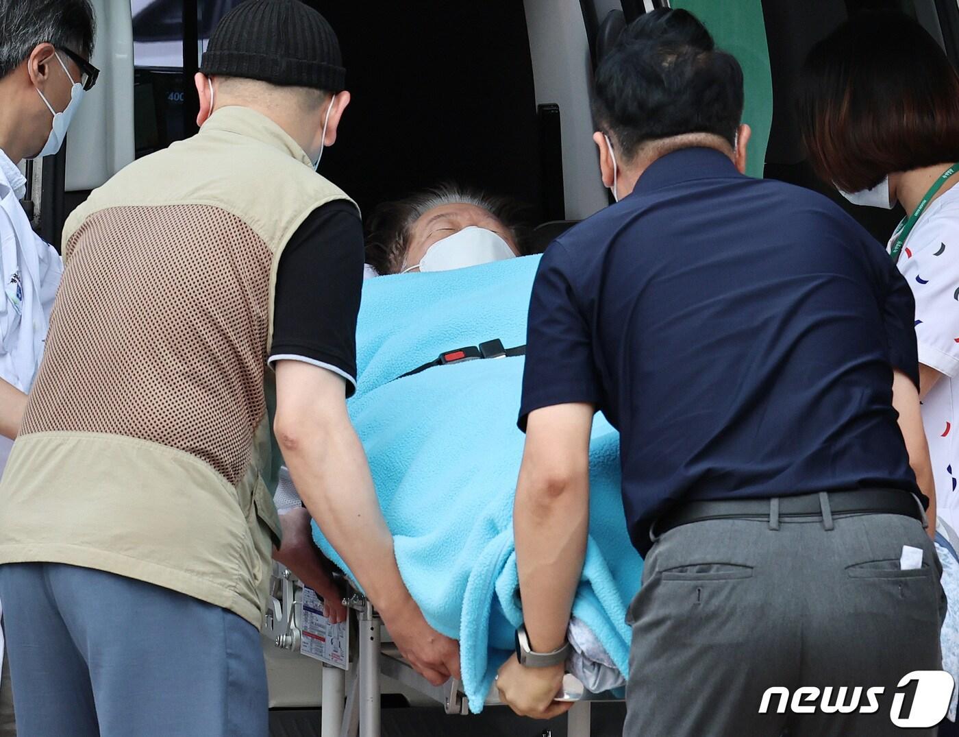 본문 이미지 - 이재명 더불어민주당 대표가 장기간 단식으로 건강이 악화하면서 18일 오전 서울 중랑구 녹색병원으로 이송되고 있다. 2023.9.18/뉴스1 ⓒ News1 구윤성 기자