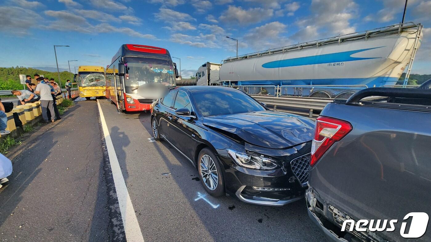 대형버스 2대와 승용차, SUV 등 4중 연쇄 추돌사고가 발생해 경찰과 소방당국이 현장 수습을 하고 있다.&#40;광양소방서 제공&#41;/뉴스1 ⓒ News1 김동수 기자