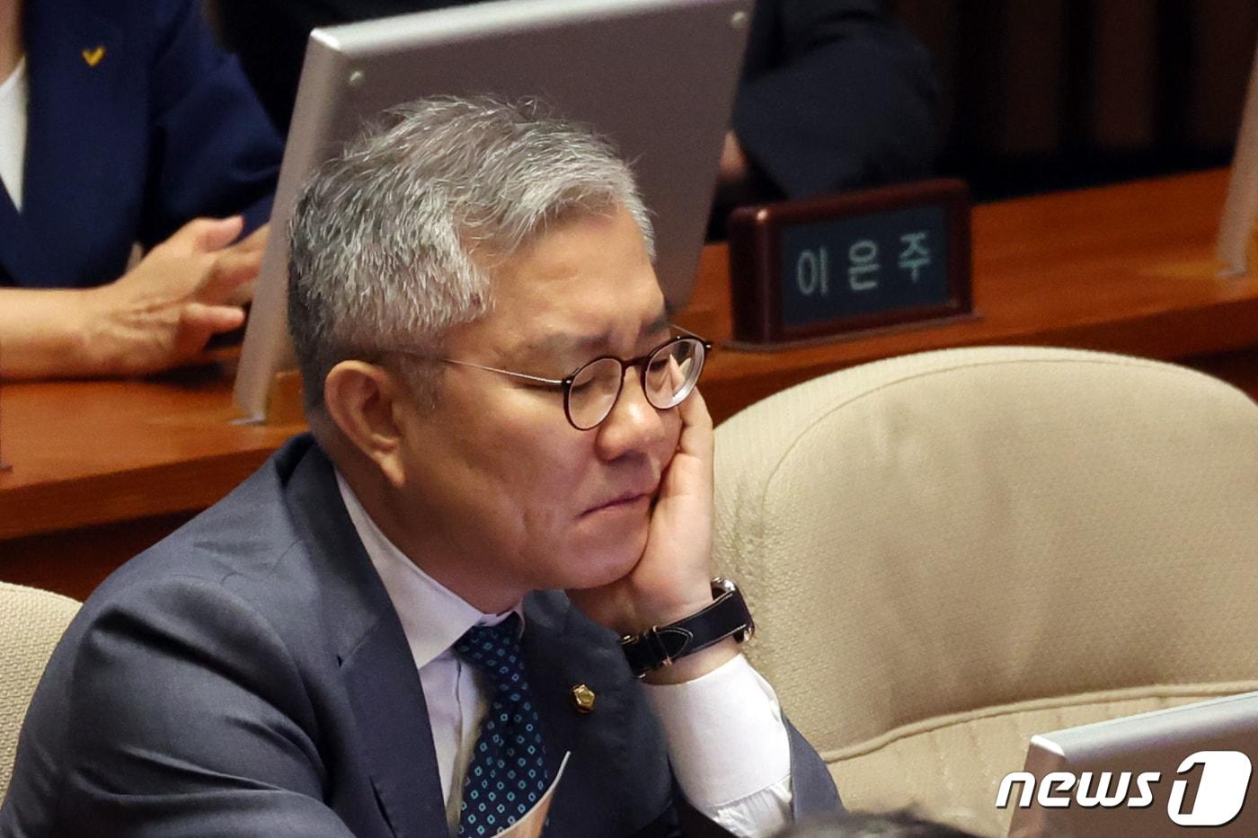 본문 이미지 - 최강욱 더불어민주당 의원이 18일 오전 서울 여의도 국회에서 열린 제410회국회(정기회) 제6차 본회의에 참석해 자리하고 있다. 2023.9.18/뉴스1 ⓒ News1 황기선 기자