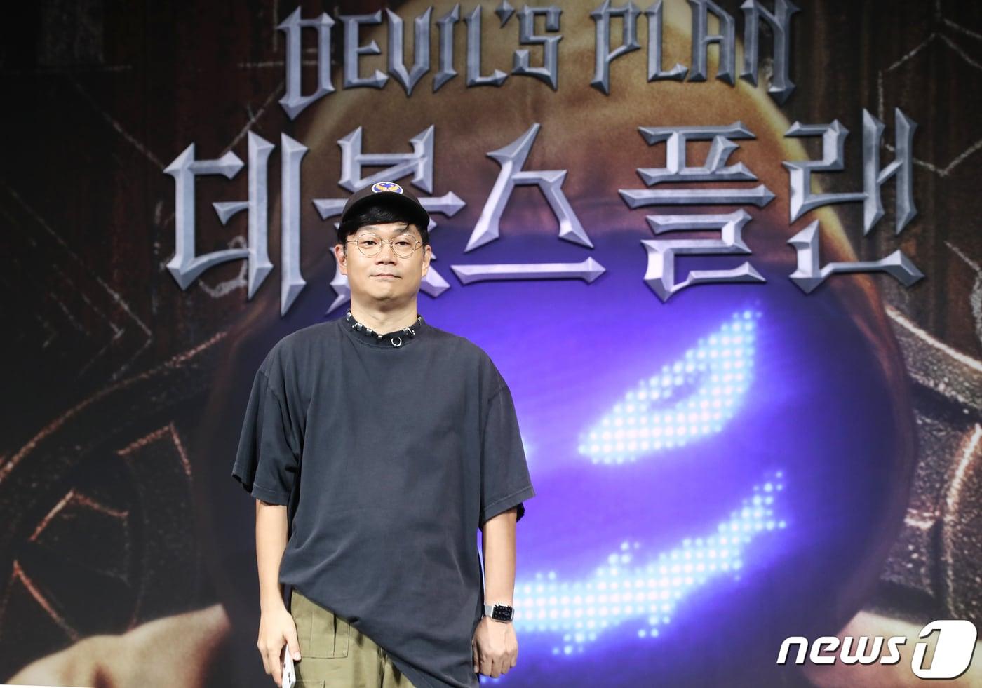 정종연 PD가 18일 오전 서울 중구 앰배서더 서울 풀만 호텔에서 진행된 넷플릭스 웹예능 '데블스 플랜' 제작발표회에서 포즈를 취하고 있다. '데블스 플랜'은 변호사, 의사, 과학 유튜버, 프로 게이머, 배우 등 다양한 직업군의 12인의 플레이어가 7일간 합숙하며 최고의 브레인을 가리는 두뇌 서바이벌 게임 예능 프로그램이다. 2023.9.18/뉴스1 ⓒ News1 권현진 기자