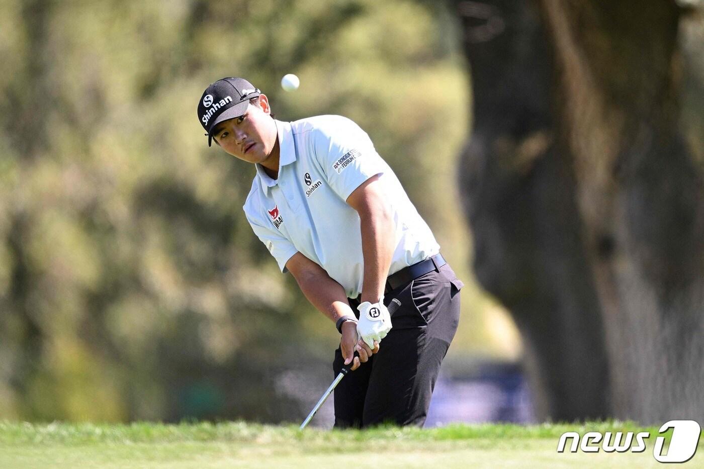 김성현이 17일 (현지시간) 캘리포니아주 내파의 실버라도 리조트 앤드 스파에서 준우승을 한 PGA 투어 포티넷 챔피언십 마지막 날 4번 홀서 칩샷을 하고 있다. 2023.9.18 ⓒ AFP=뉴스1 ⓒ News1 우동명 기자
