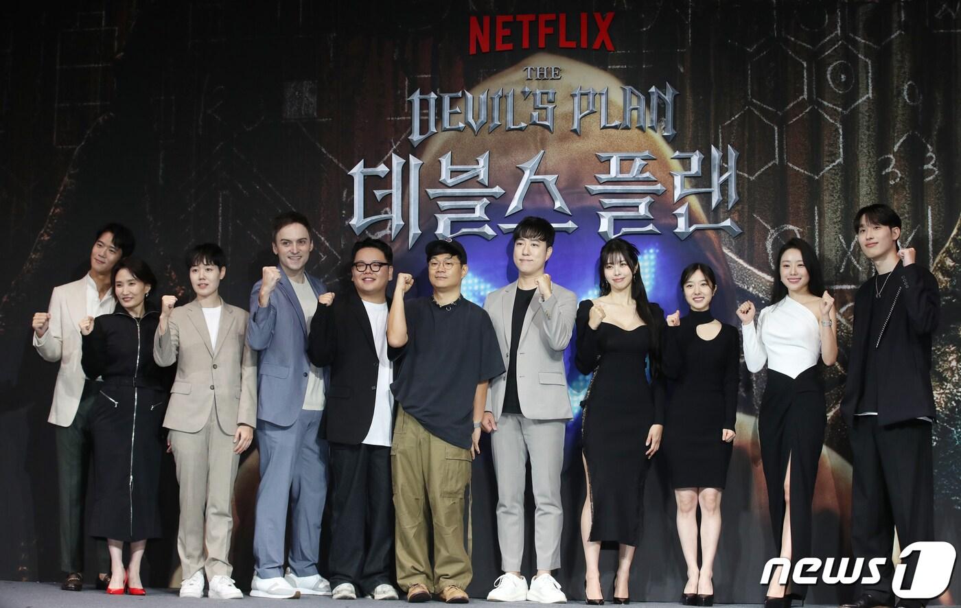 본문 이미지 - 하석진(왼쪽부터)과 박경림, 조연우, 기욤페트리, 곽준빈, 정종연 PD, 궤도, 서동주, 이혜성, 이시원, 김동재가 18일 오전 서울 중구 앰배서더 서울 풀만 호텔에서 진행된 넷플릭스 웹예능 '데블스 플랜' 제작발표회에서 포즈를 취하고 있다. '데블스 플랜'은 변호사, 의사, 과학 유튜버, 프로 게이머, 배우 등 다양한 직업군의 12인의 플레이어가 7일간 합숙하며 최고의 브레인을 가리는 두뇌 서바이벌 게임 예능 프로그램이다. 2023.9.18/뉴스1 ⓒ News1 권현진 기자