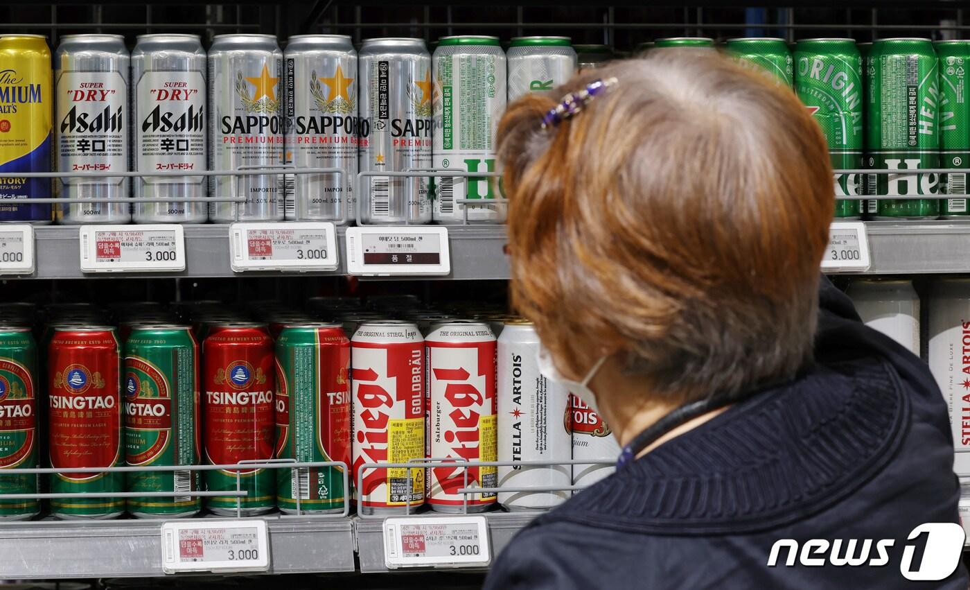 본문 이미지 - 서울 시내 대형마트에서 시민이 맥주를 구매하고 있다. 관세청 무역통계에 따르면 지난달 일본 맥주 수입량은 8644톤으로 지난해 동월보다 323.7% 늘었고, 수입액은 748만달러로 393.3% 증가했다. 이는 일본 정부가 우리나라에 대한 수출 규제 조치를 취하기 직전인 2019년 6월 이후 4년 2개월 만에 가장 크게 나타났다. 2023.9.18/뉴스1 ⓒ News1 김민지 기자