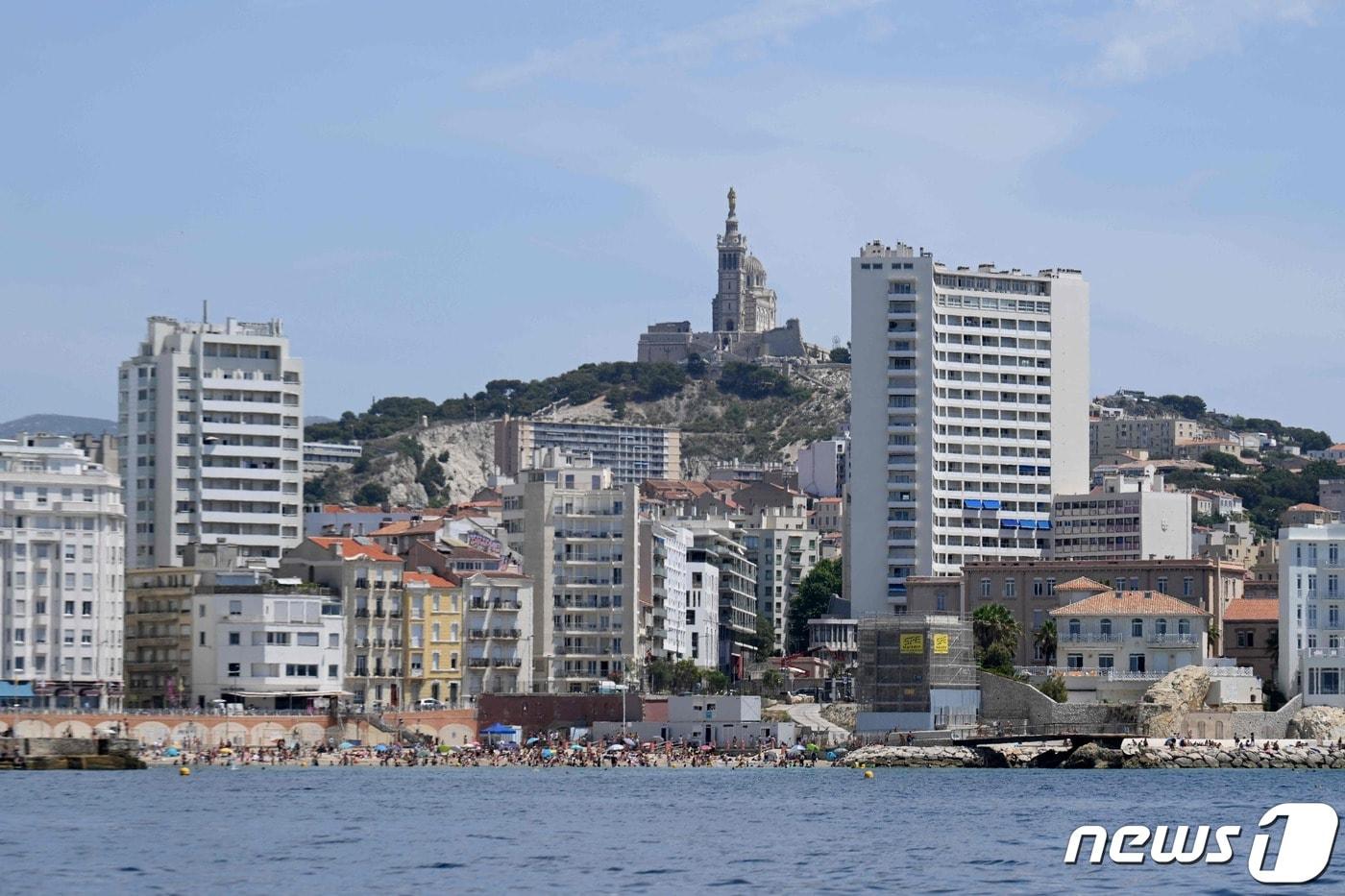 프랑스 마르세유의 해변과 노트르담 성당 전경. 2023.07.07 (사진은 기사 내용과 무관함) / ⓒ AFP=뉴스1 ⓒ News1 장성희 기자