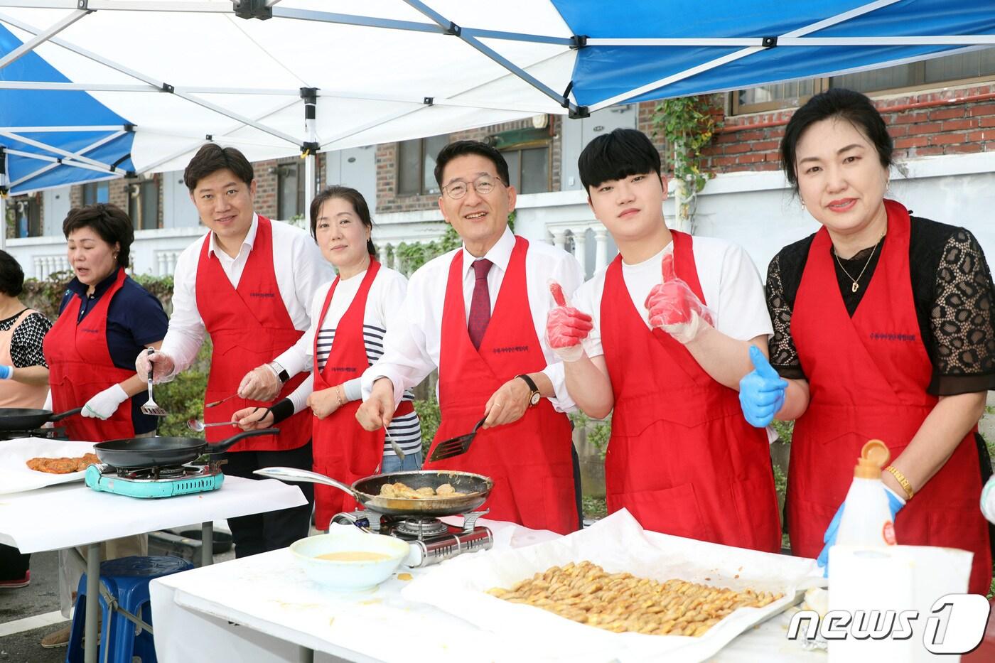 본문 이미지 - 추석 명절 음식 나눔 봉사에 참여한 김기정 수원시의장(사진 오른쪽에서 세번째)과 시의원들.