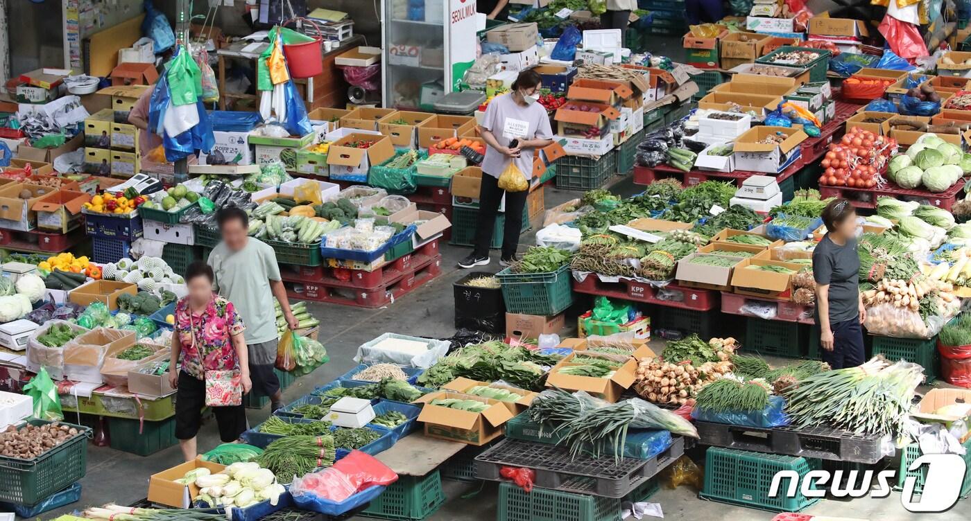 본문 이미지 - 18일 대전 유성구 노은농산물시장에서 시민들이 장을 보고 있다. 2023.9.18/뉴스1 ⓒ News1 김기태 기자