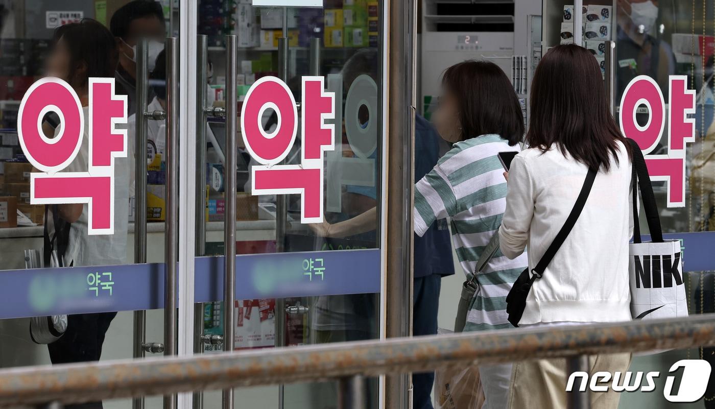 본문 이미지 -  서울 종로구 약국거리에서 시민들이 오가고 있다. 2023.9.18 ⓒ 뉴스1 이동해 기자