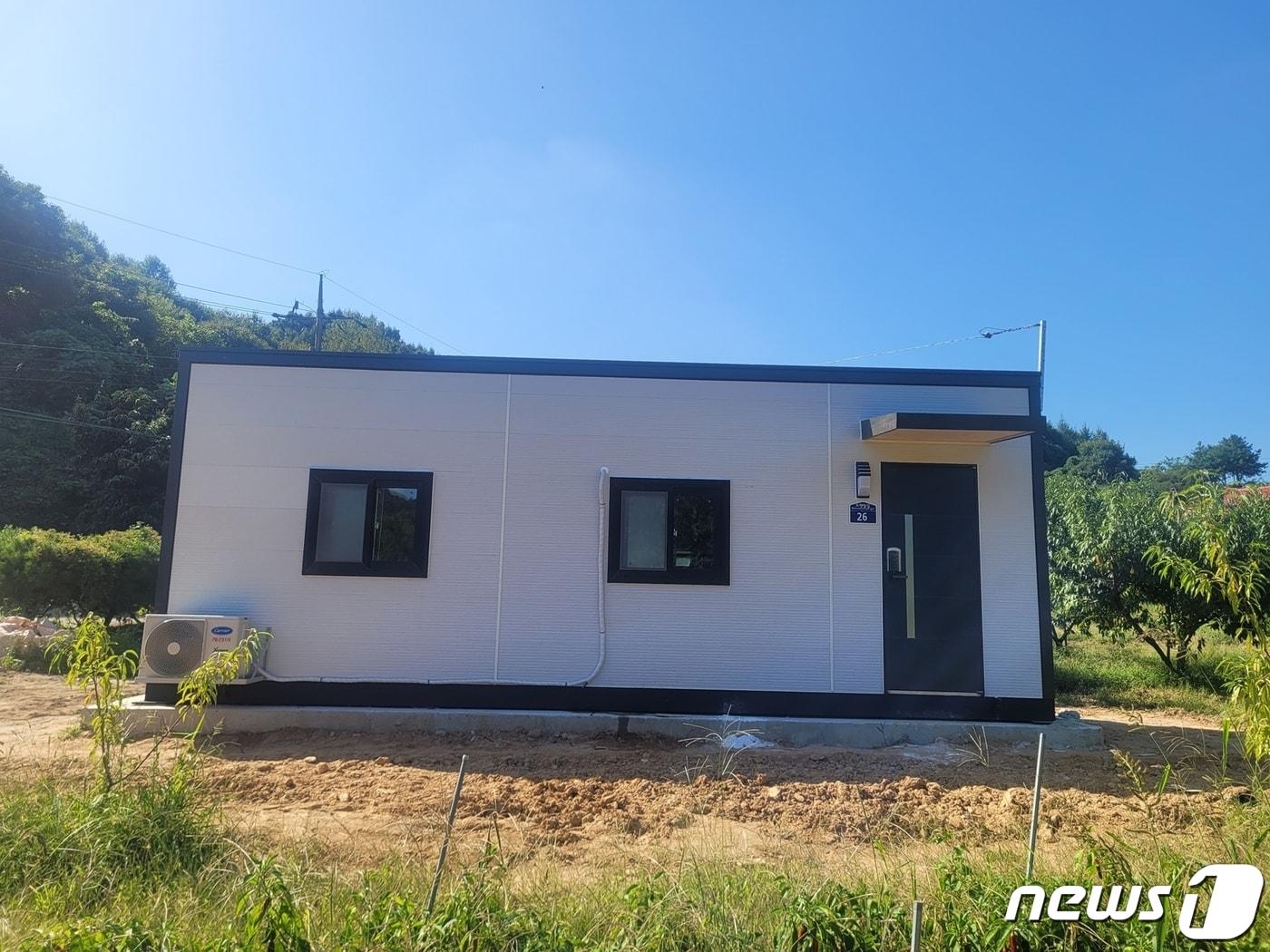 본문 이미지 -  18일 충북 충주시는 지난 7월 집중호우로 피해를 본 이재민들이 임시주거용 조립주택으로 입주했다고 밝혔다. 사진은 살미면 임시주거용 조립주택.(충주시 제공)2023.9.18/뉴스1