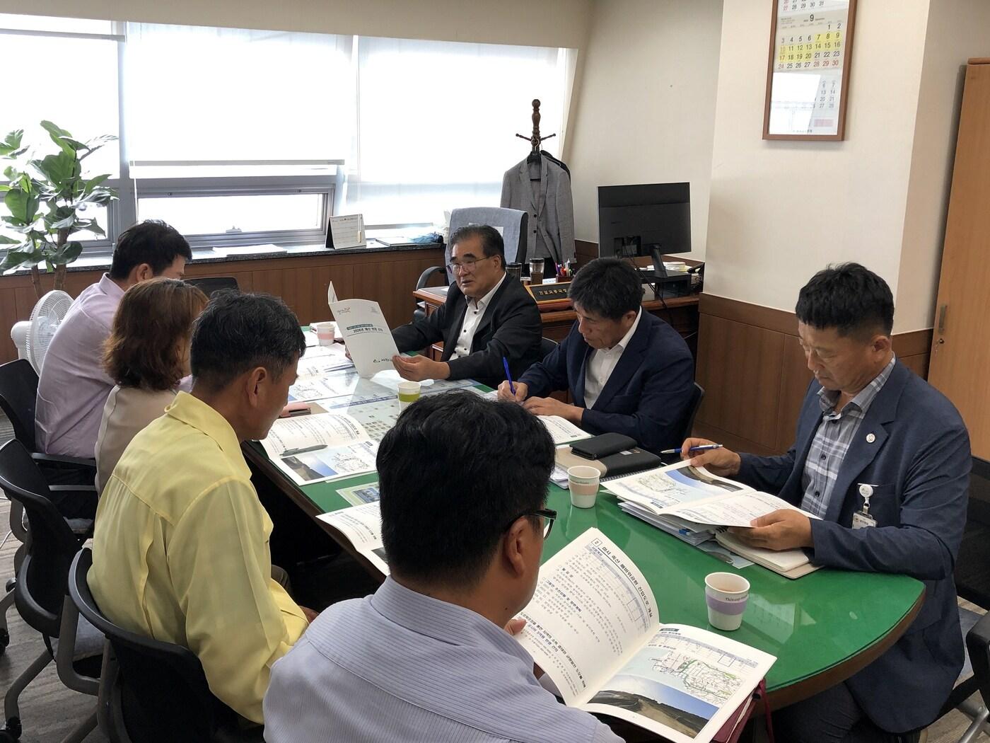 본문 이미지 -  김기웅 서천군수(오른쪽 줄 맨 위)가 18일 충남도청을 찾아 실국장들에게 예산 지원과 협조를 당부하고 있다.(서천군 제공)/뉴스1