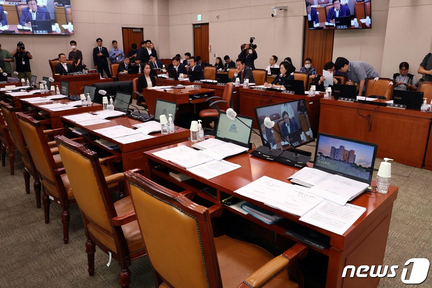 본문 이미지 - 18일 오후 서울 여의도 국회에서 열린 법제사법위원회 전체회의에서 더불어민주당 의원 자리가 비어있다. 이날 법사위 전체회의에는 소병철 더불어민주당 간사를 제외한 민주당 의원들이 불참했다. 2023.9.18/뉴스1 ⓒ News1 황기선 기자