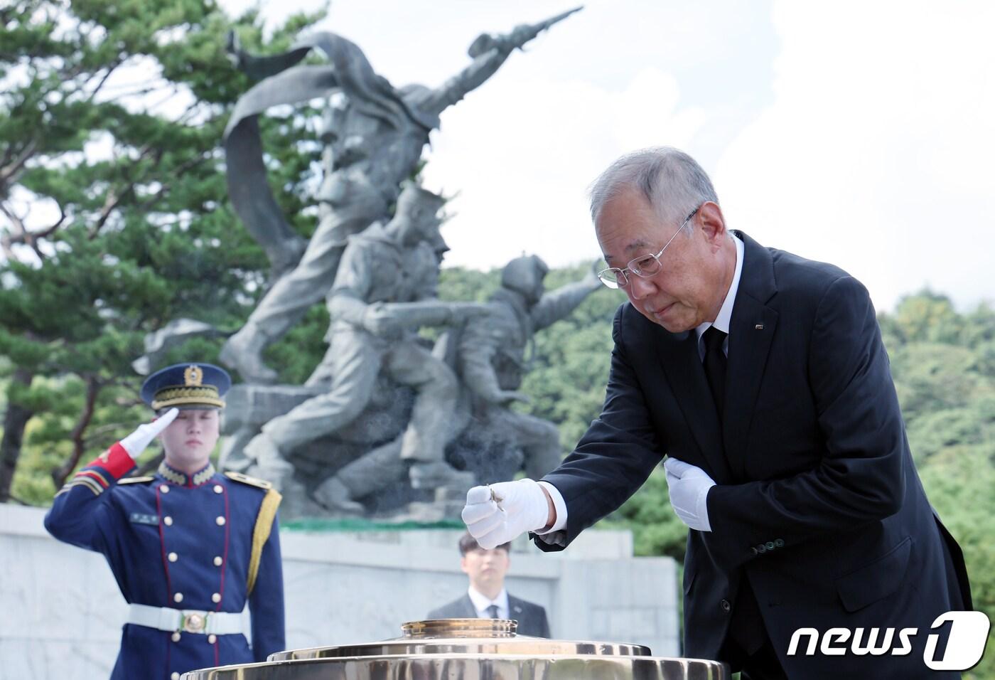 류진 한국경제인협회 회장이 18일 오후 서울 동작구 국립서울현충원을 찾아 현충탑을 분향하고 있다. 류 회장은 이날 김창범 상근부회장(전 인니대사) 등과 함께 현충탑과 이승만, 박정희, 김영삼, 김대중 대통령묘역, 국가유공자 제3묘역 남덕우 국무총리, 박태준 국무총리 묘역 등을 참배했다. 2023.9.18/뉴스1 ⓒ News1 박정호 기자