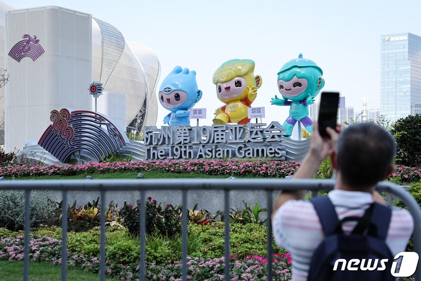 2022 항저우 아시안게임 개막을 5일 앞둔 18일 개회식이 열릴 중국 항저우 올림픽 스포츠센터 스타디움을 찾은 관광객들이 기념 촬영을 하고 있다. 2023.9.18/뉴스1 ⓒ News1 유승관 기자