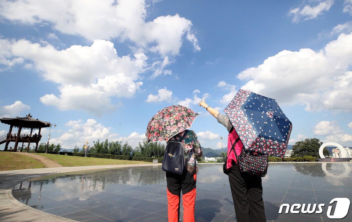 본문 이미지 -  대구 동구 해맞이동산에서 양산을 쓴 시민들이 산책하는 모습. ⓒ News1