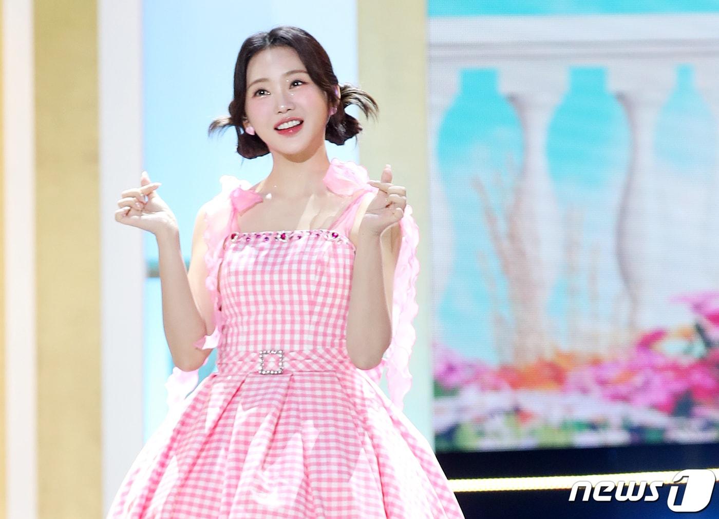 본문 이미지 - 가수 홍지윤이 18일 오후 서울 마포구 상암동 SBS프리즘타워에서 열린 첫 정규 앨범 'Jiyun is... ' 쇼케이스에서 포즈를 취하고 있다. 2023.9.18/뉴스1 ⓒ News1 권현진 기자