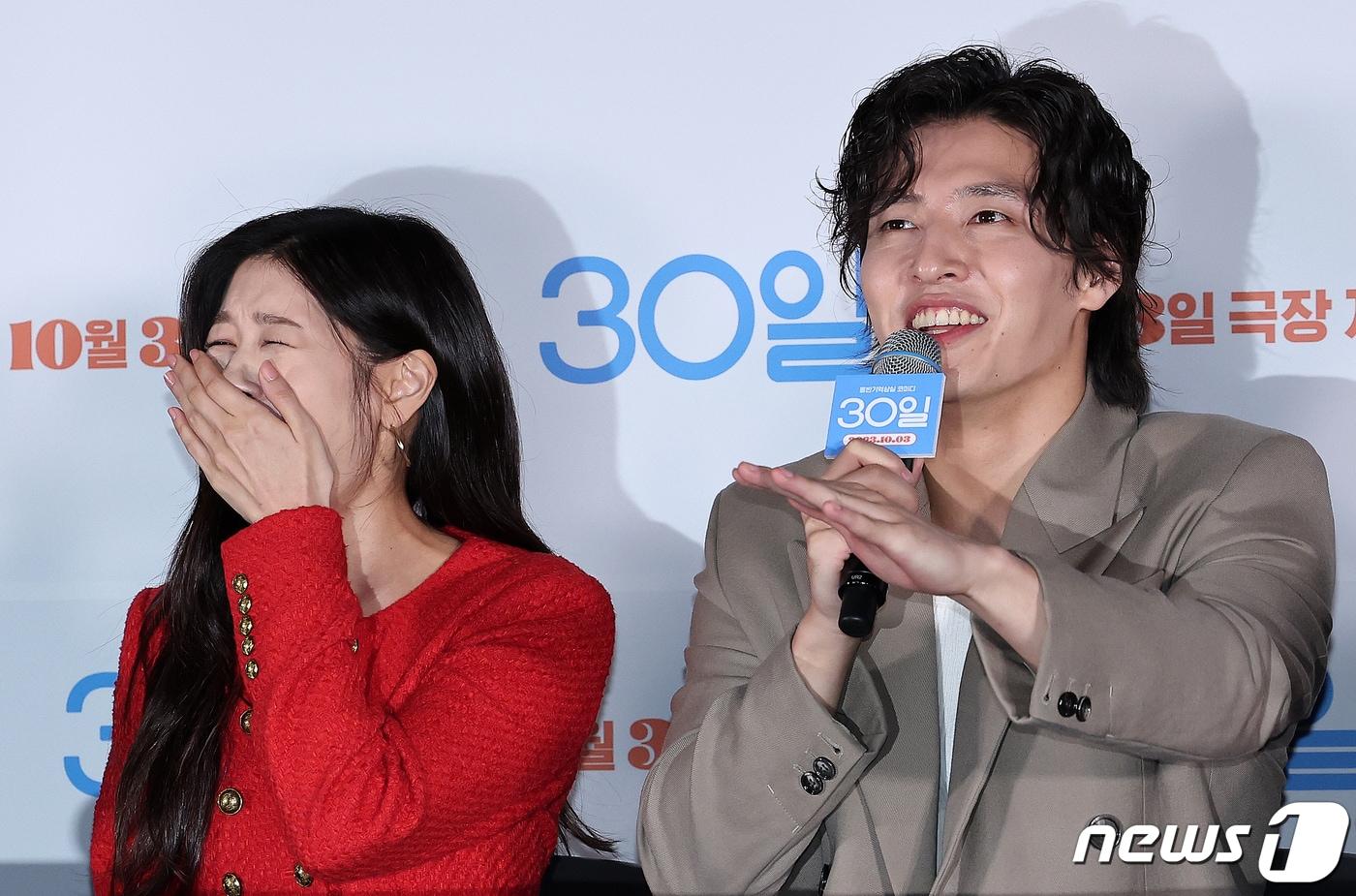 배우 정소민(왼쪽)이 18일 오후 서울 용산구 CGV 용산아이파크몰에서 열린 영화 ‘30일’ 언론시사회에 참석해 환하게 웃고 있다. '30일'은 드디어 D-30, 서로의 찌질함과 똘기를 견디다 못해 마침내 완벽하게 남남이 되기 직전 동반기억상실증에 걸려버린 정열(강하늘 분)과 나라(정소민 분)의 코미디 영화로 오는 10월 3일 개봉한다. 2023.9.18/뉴스1 ⓒ News1 김진환 기자