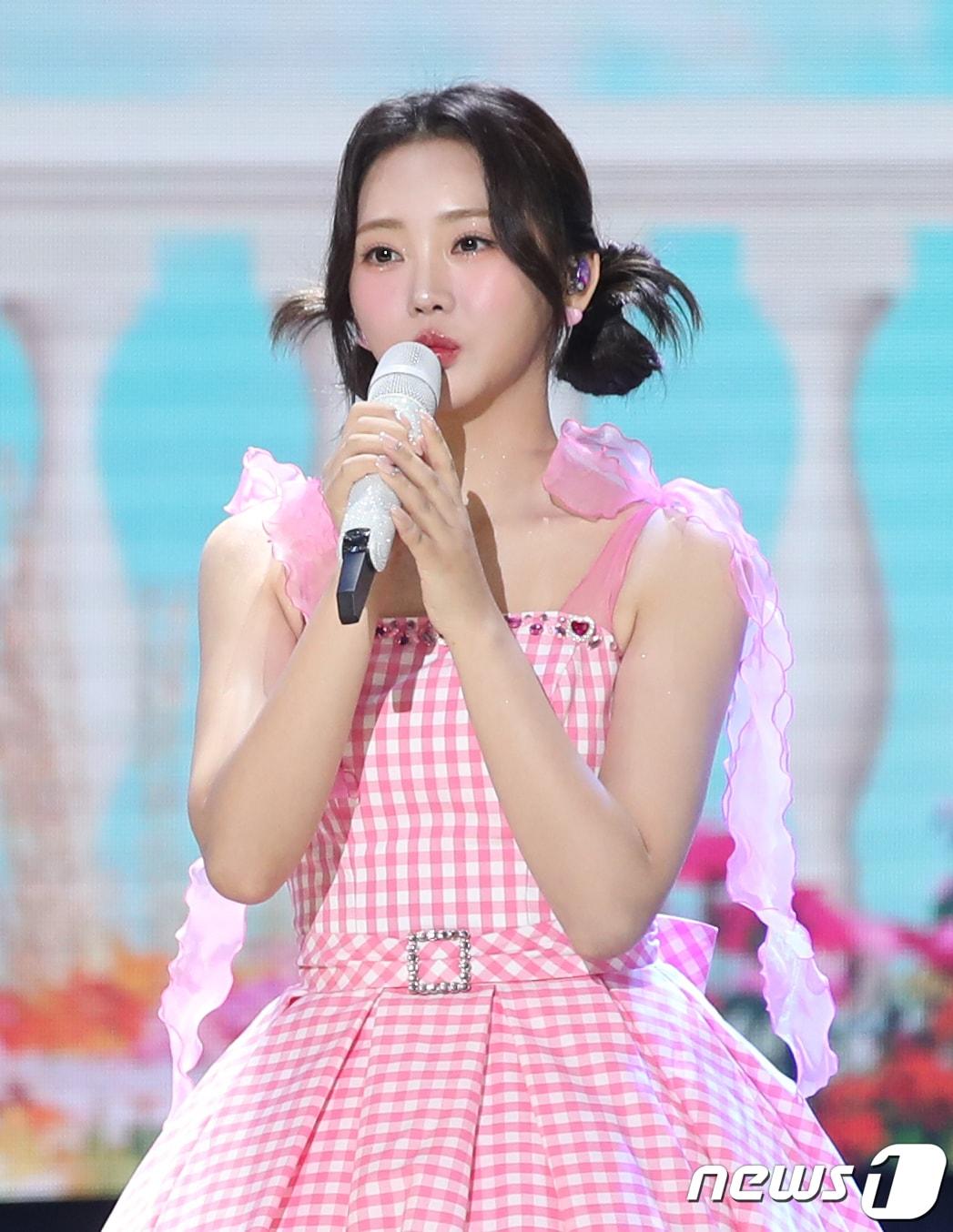 본문 이미지 - 가수 홍지윤이 18일 오후 서울 마포구 상암동 SBS프리즘타워에서 열린 첫 정규 앨범 'Jiyun is... ' 쇼케이스에서 인사말을 하고 있다. 2023.9.18/뉴스1 ⓒ News1 권현진 기자