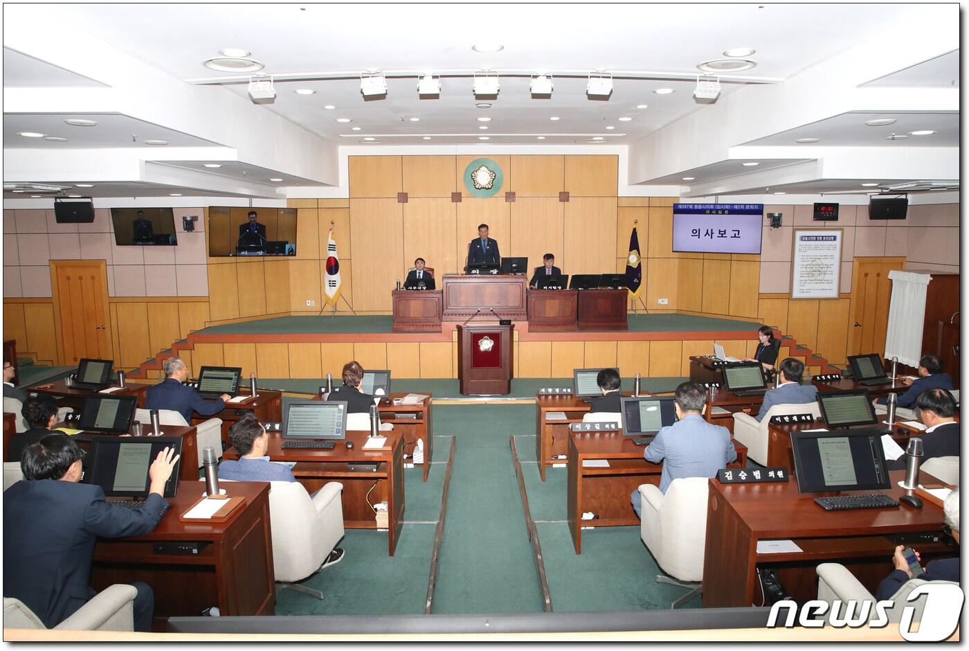 전북 정읍시의회가 각 지방의회 의원들이 수령하고 있는 의정비에 대한 제도 개선을 촉구하는 건의문을 채택했다. 정읍시의회 본회의장(정읍시의회 제공)2023.9.18/뉴스1 