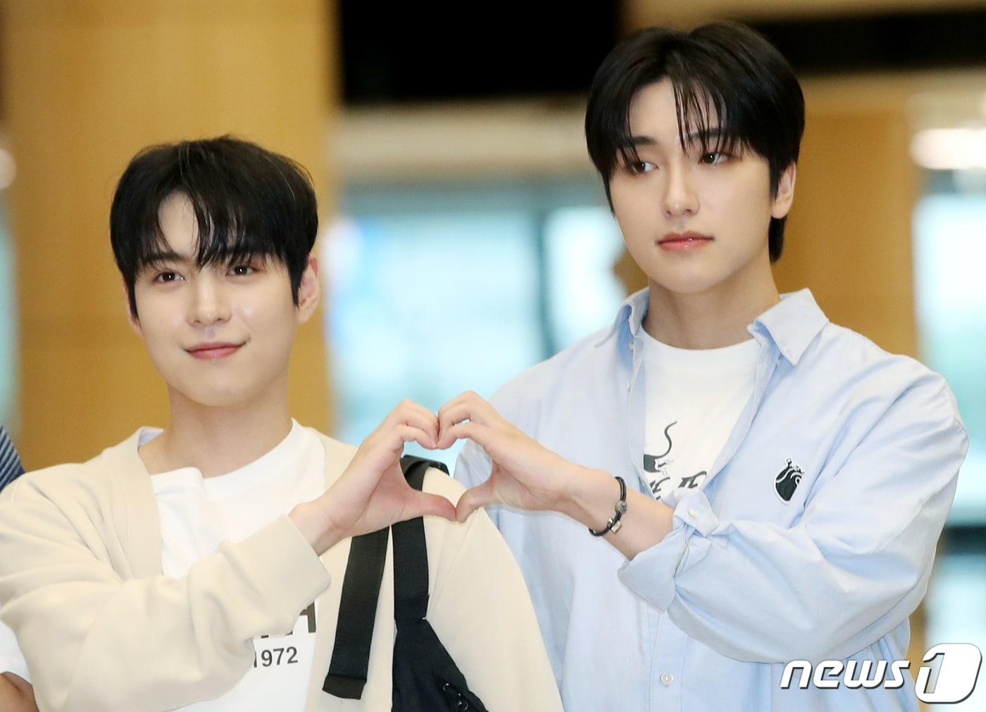 본문 이미지 - 그룹 오메가엑스 휘찬과 세빈(오른쪽)과 단독 콘서트를 위해 19일 오전 김포국제공항에 도착해 일본으로 출국하기 전 인사를 하고 있다. 2023.9.19/뉴스1 ⓒ News1 권현진 기자