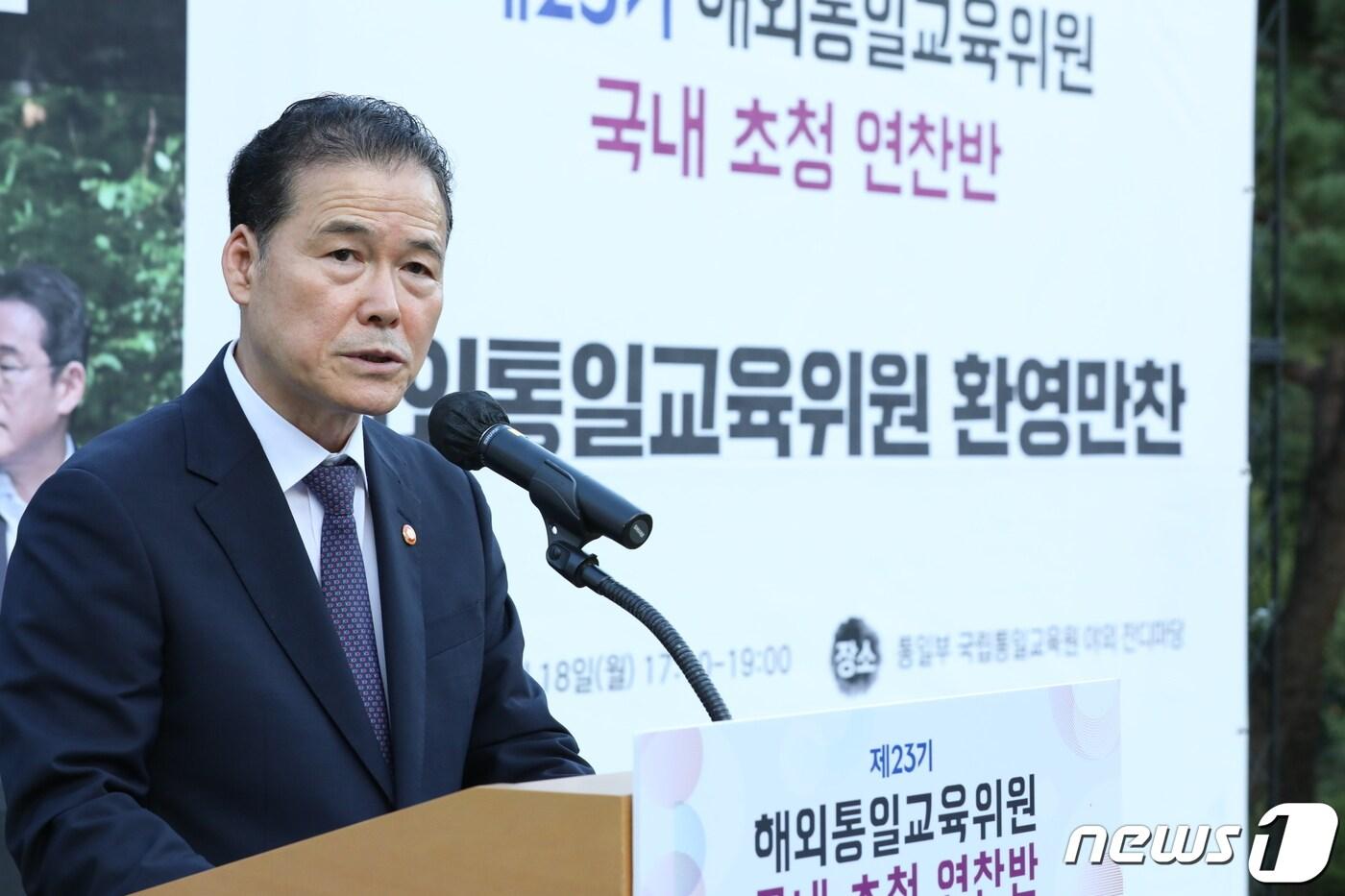 본문 이미지 - 김영호 통일부 장관이 19일 통일교육원 잔디마당에서 해외통일교육위원들을 대상으로 환영사를 하고 있다.(통일부 제공) 