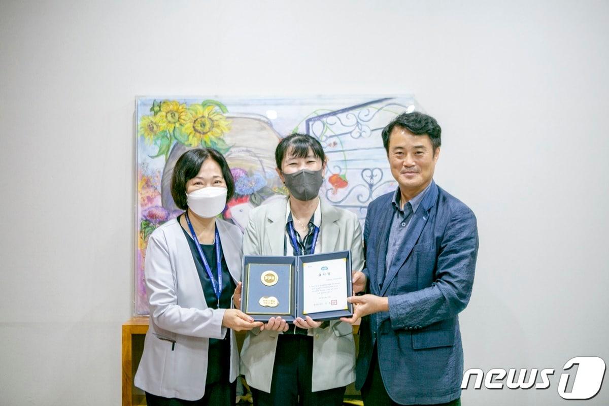 본문 이미지 - 경기도는 18일 적극적인 도정 참여로 성실납세자 제도 운영에 협조한 시흥 신천연합병원 등 의료기관 7곳에 감사장을 전달했다.(경기도 제공)