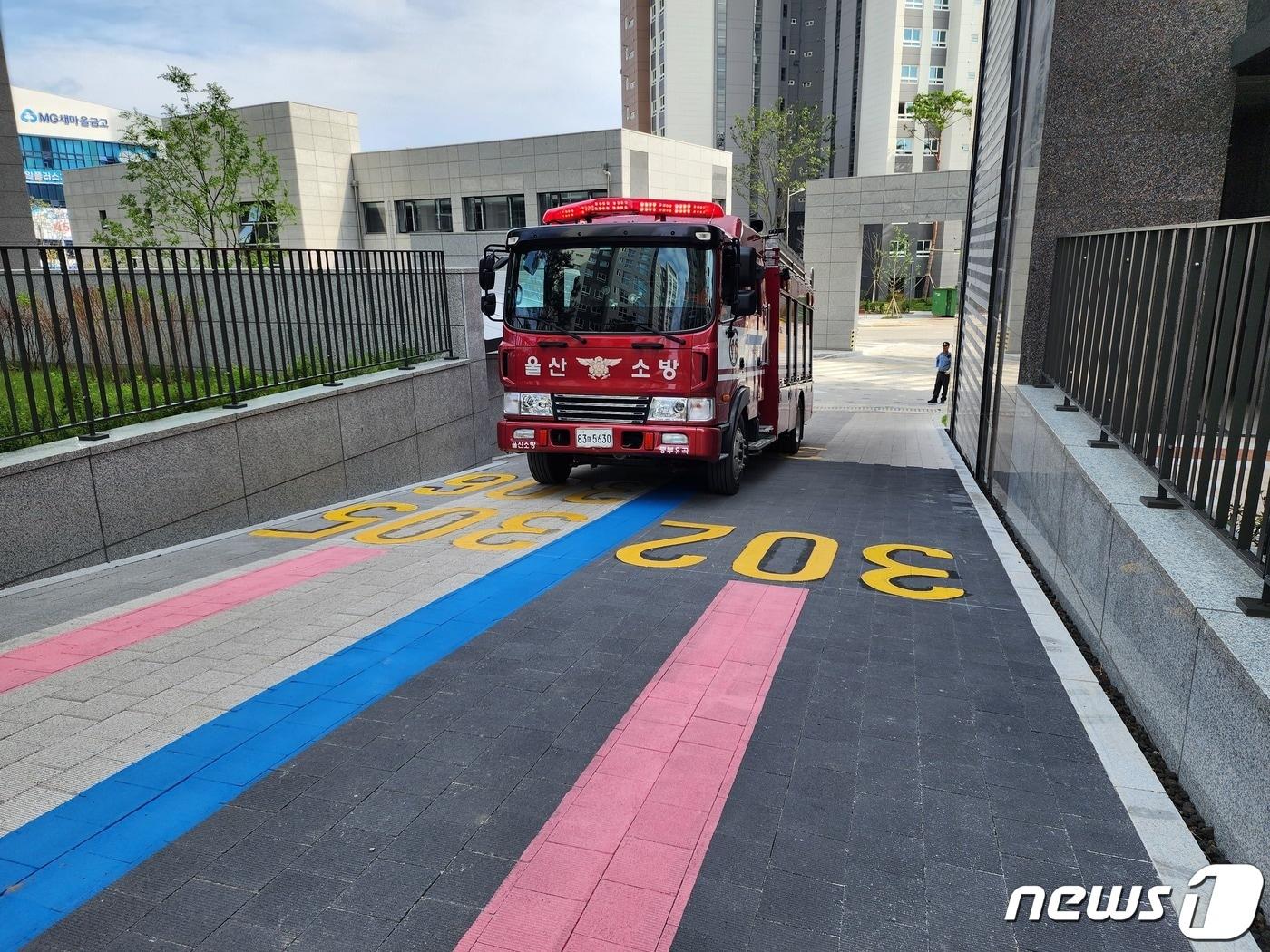 본문 이미지 - 소방차량 출동유도선 설치 모습.. (울산소방본부 제공)