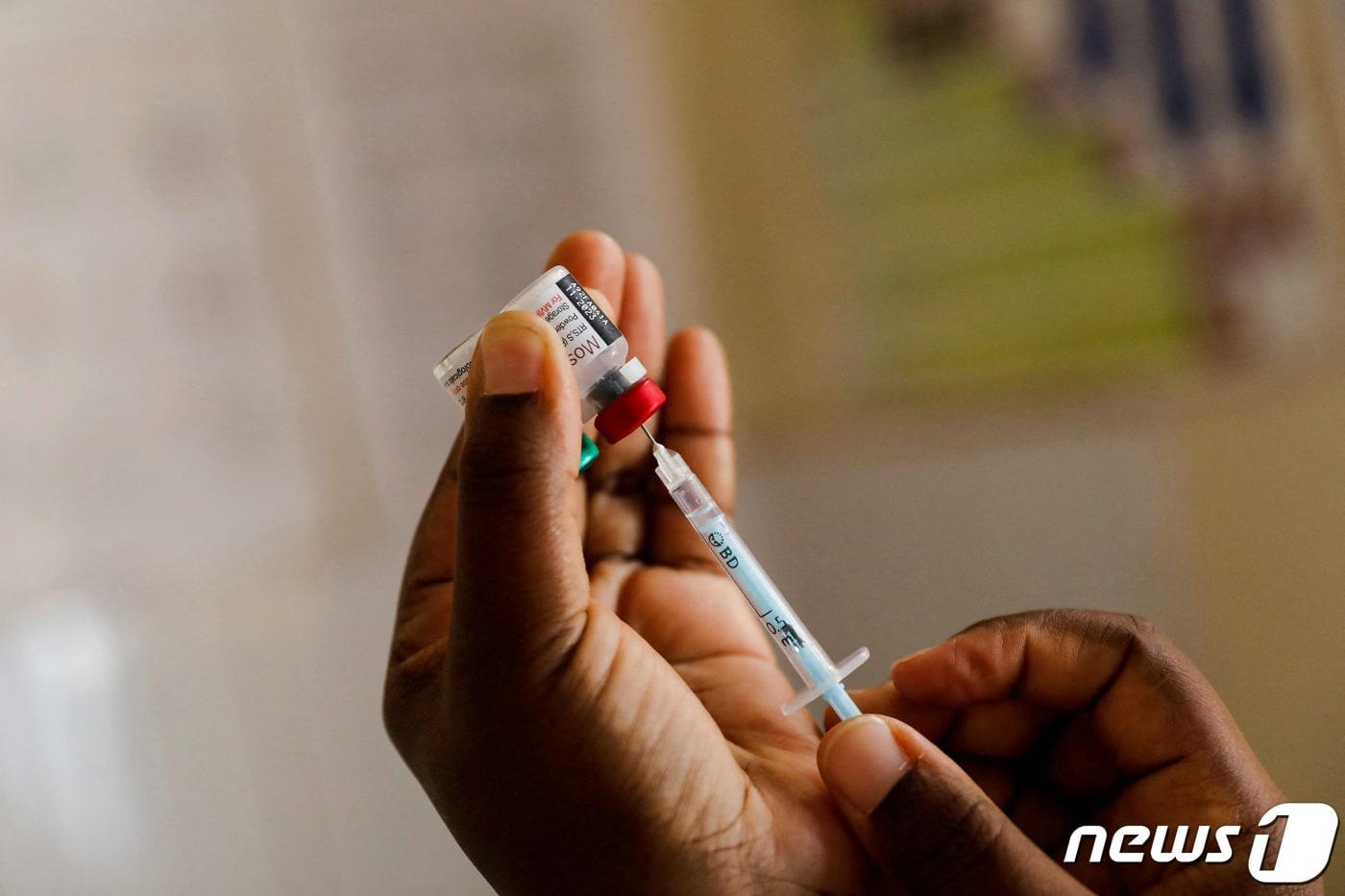 본문 이미지 - 지난 7월1일(현지시간) 케냐 키수무의 한 병원에서 간호사가 말라리아 백신을 주사기에 채우고 있다. 2023.07.01/ ⓒ 로이터=뉴스1 ⓒ News1 장성희 기자