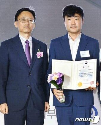 본문 이미지 - 18일 서울 성동구에서 열린 2023 노인일자리 주간 기념식에서 신건호 홈플러스 대외정책총괄 상무&#40;오른쪽&#41;가 최종균 보건복지부 인구정책실장과 기념촬영을 하고 있다&#40;홈플러스 제공&#41;.