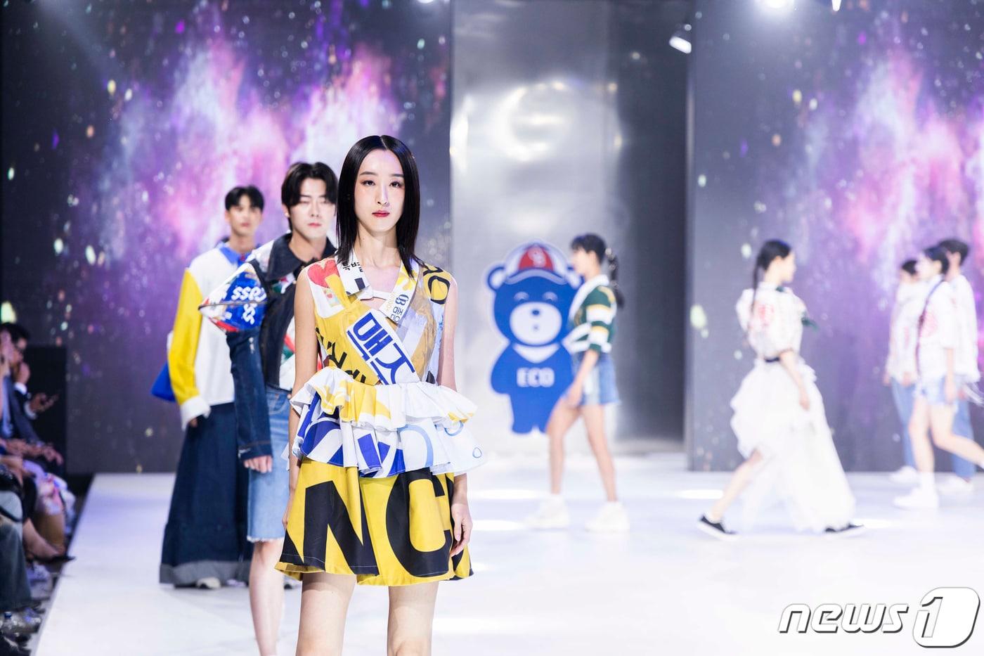 오비맥주가 동대문 DDP 패션몰에서 개최한 친환경 업사이클링 전시·패션쇼 ‘맥주의 실험적 컬렉션(Passion for Beer, Fashion for Beer)’을 진행하고 있다. 사진은 폐현수막으로 제작한 업사이클링 의류를 입고 런웨이를 걷는 모델들. (오비맥주 제공) 2023.9.19/뉴스1