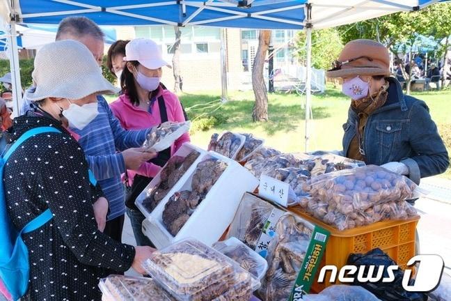 본문 이미지 -  7회 상촌 자연산버섯 음식거리 축제 현장 모습. (영동군 제공) /뉴스1