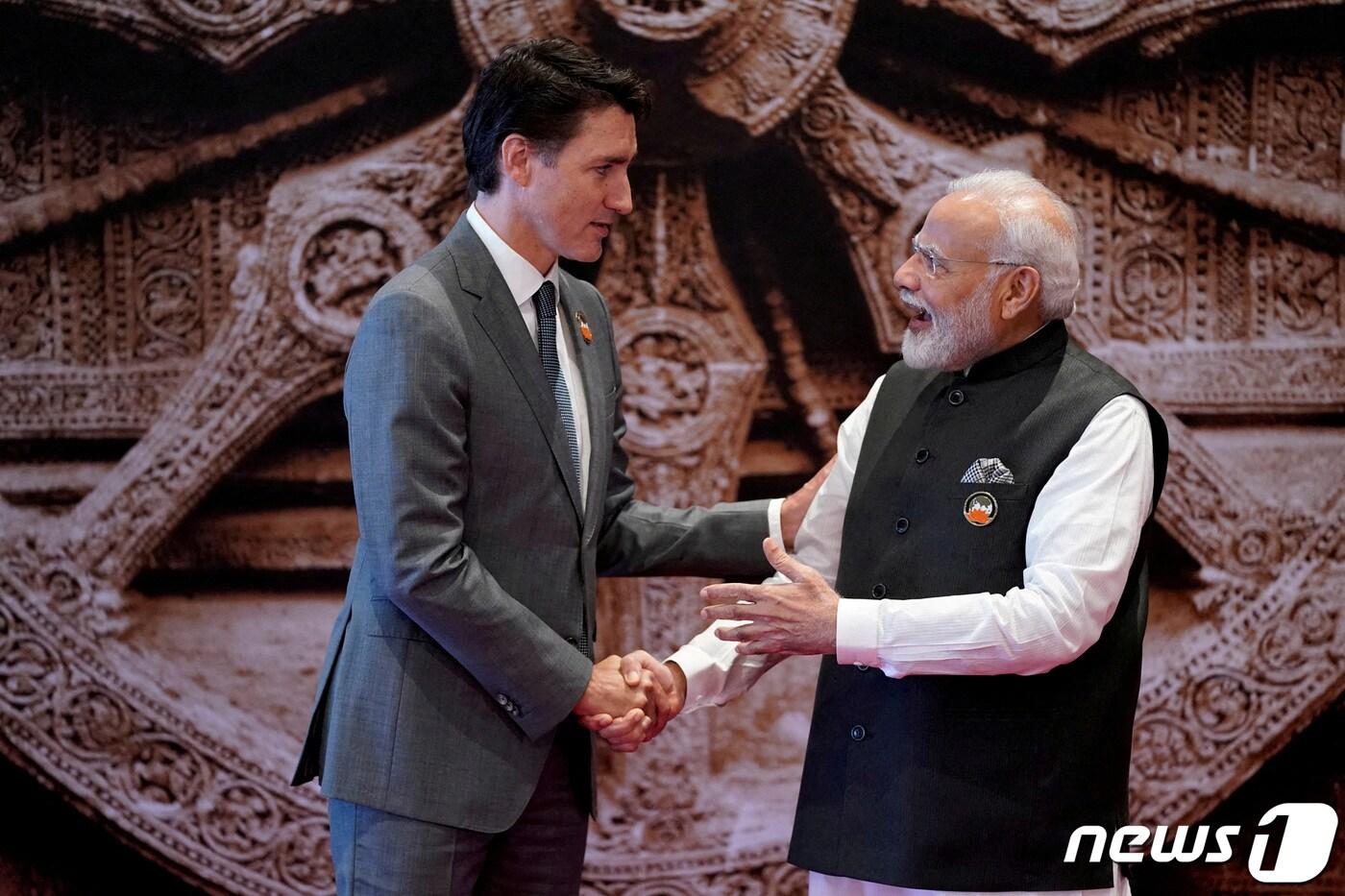 주요 20개국(G20) 정상회의가 열린 지난 9일(현지시간) 인도 수도 뉴델리의 바라트 만다팜 컨벤션 센터에서 저스틴 트뤼도 캐나다 총리(왼쪽)와 나렌드라 모디 인도 총리가 악수하는 모습. 이날 인도는 정상회의 직후 성명을 내고 "모디 총리가 양국관계는 상호 존중과 신뢰에 기반해야 한다"며 트뤼도 총리가 캐나다 내 시크교 분리독립 운동을 용인하고 있다고 비판했다. 2023.9.9. ⓒ 로이터=뉴스1 ⓒ News1 김성식 기자