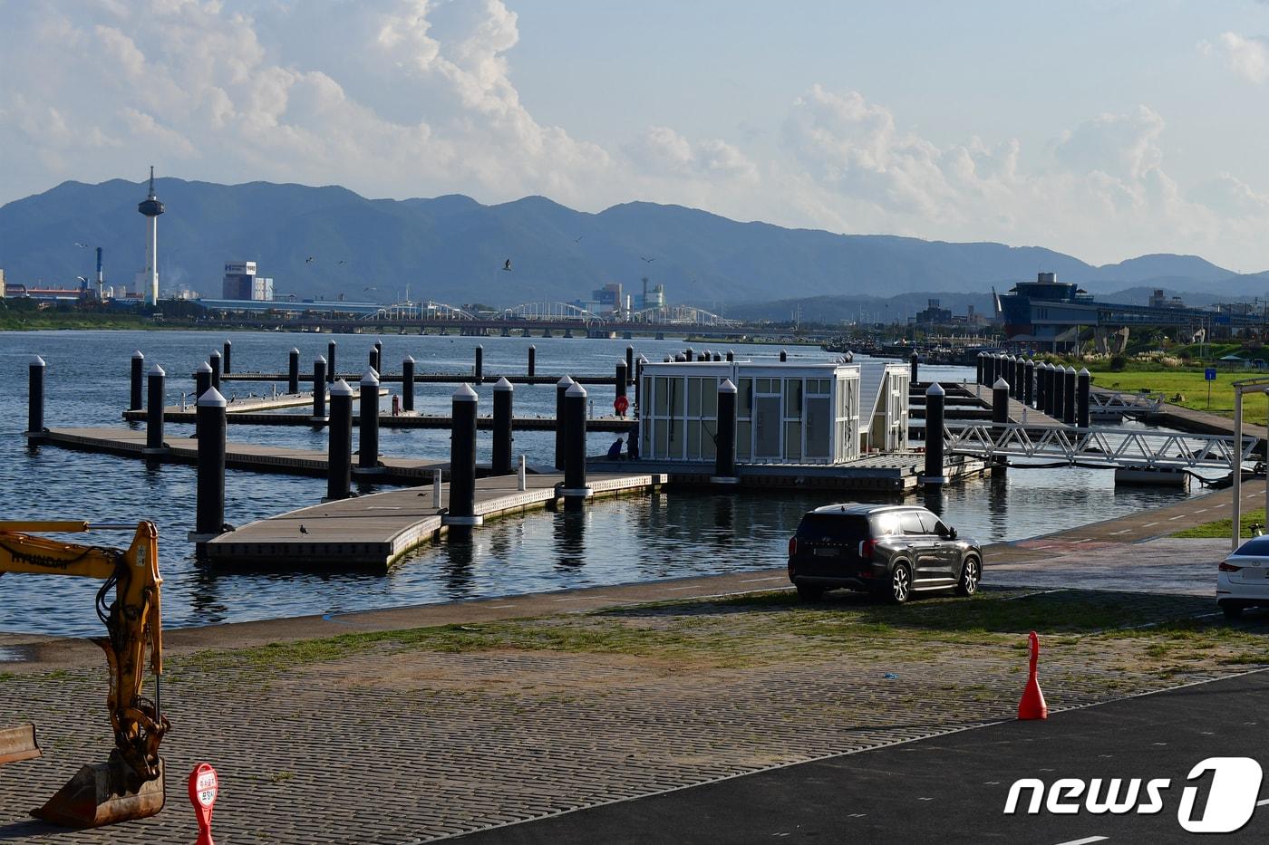 19일 경북 포항시 남구 형산강 마리나 요트 계류장이 오는 10월 준공을 앞두고 막바지 공사가 한창이다. 이곳에는 수상 60척, 육상 14척 등 총 74척을 정박할 수 있는 시설로 준공된다. 2023.9.19/뉴스1 ⓒ News1 최창호 기자