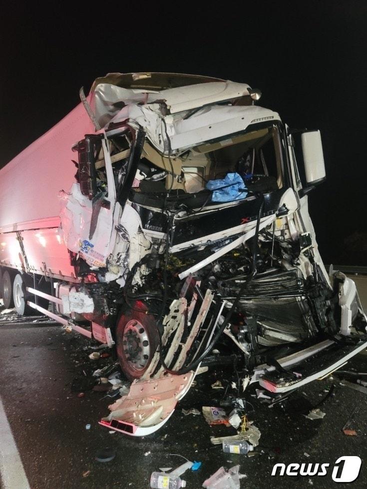 본문 이미지 - 19일 밤 12시17분쯤 충북 음성군 감곡면 중부내륙고속도로 양평 방향 감곡나들목 인근에서 대형 화물차가 또 다른 대형 화물차를 들이받아 2명이 다쳤다.(독자 송영훈씨 제공).2023.09.19./뉴스1