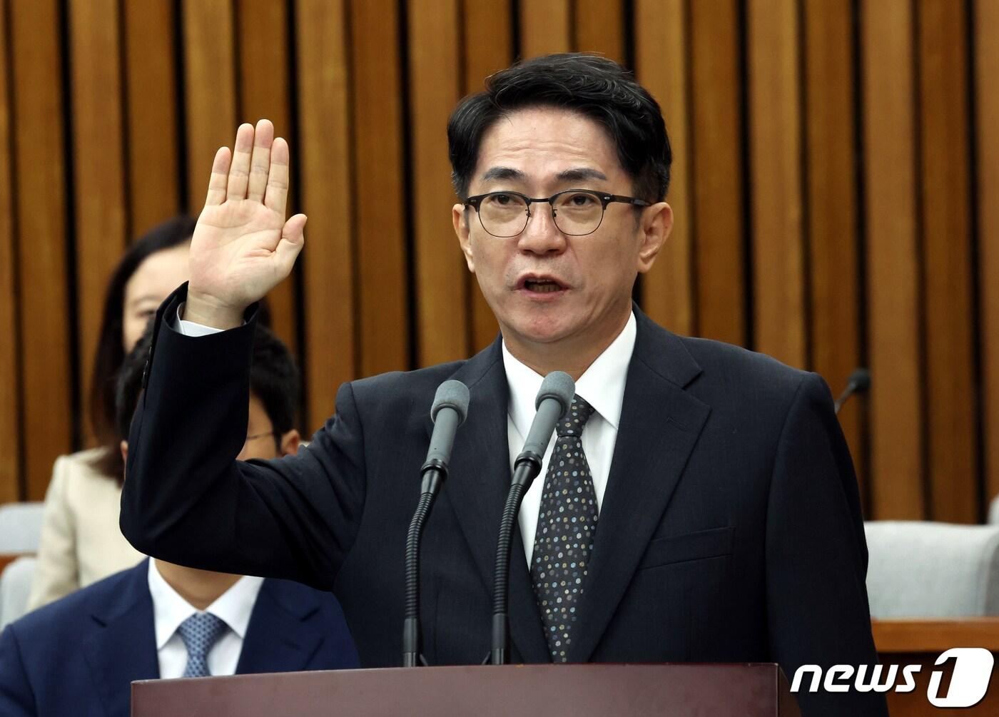 본문 이미지 - 이균용 대법원장 후보자가  지난달 19일 오전 서울 여의도 국회에서 열린 인사청문회에서 선서를 하고 있다. 2023.9.19/뉴스1 ⓒ News1 황기선 기자