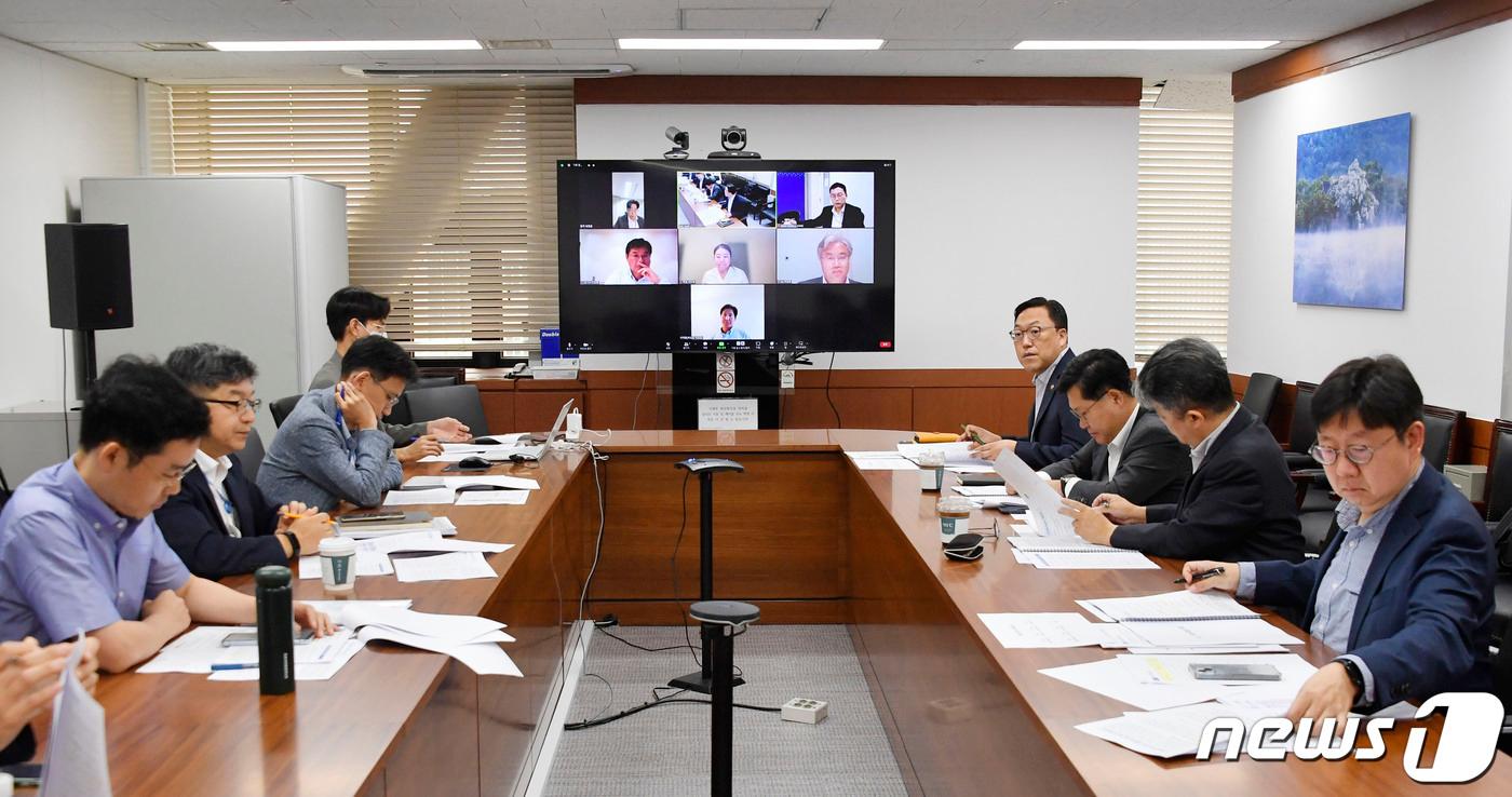 김병환 기획재정부 1차관이 19일 오전 서울 종로구 정부서울청사에서 열린 글로벌 주요현안 관련 '재정경제금융관 영상회의'를 주재하고 모두발언을 하고 있다. (기재부 제공)