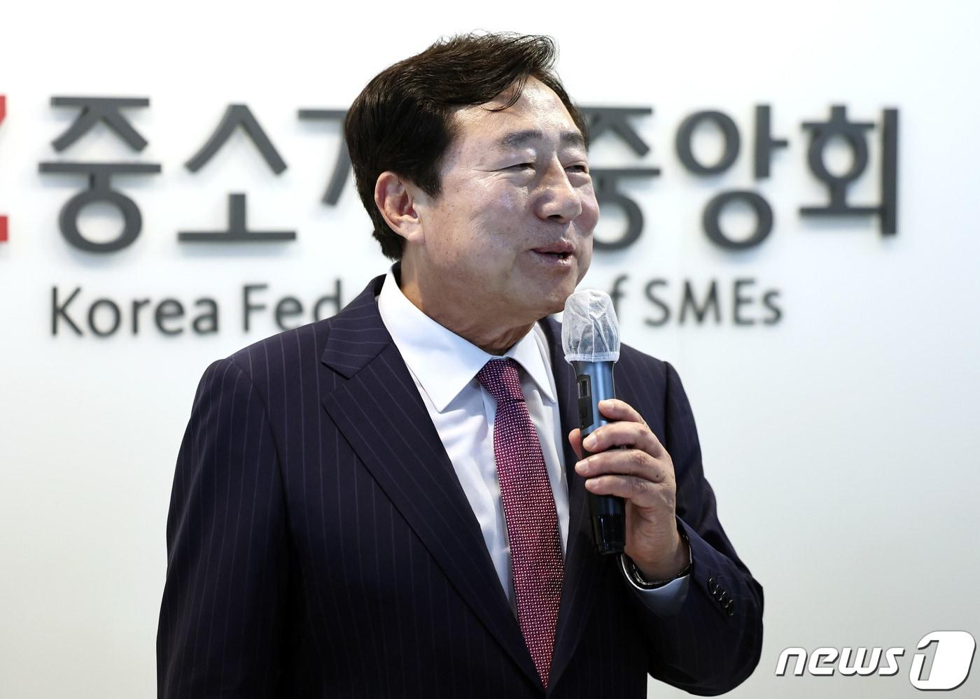 본문 이미지 - 김기문 중소기업중앙회장이 서울 여의도 중기중앙회에서 열린 추석맞이 명절음식 키트 전달식에서 인사말을 하고있다. /뉴스1 ⓒ News1 구윤성 기자