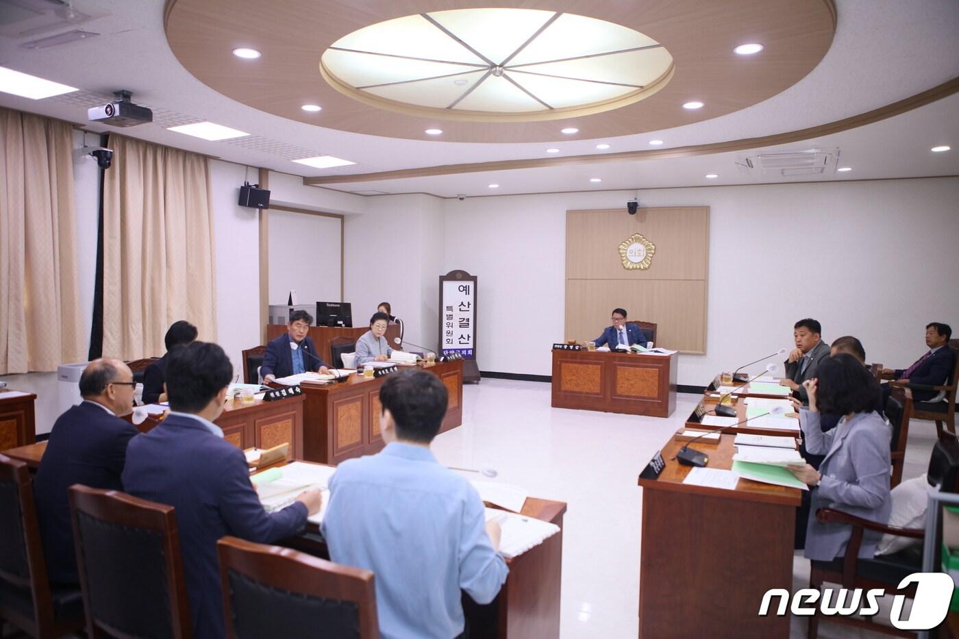 본문 이미지 - 19일 단양군의회 320회 2차 본회의 예결위원회가 열리고 있다. 