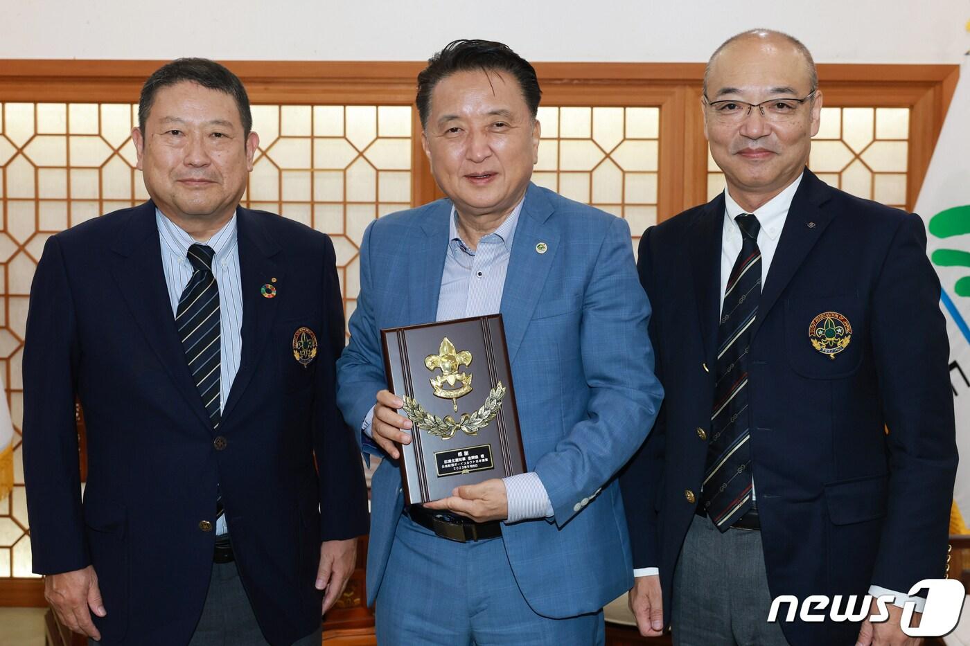 본문 이미지 - 김영환 충북지사가 19일 일본 스카우트연맹에게 감사패를 받은 뒤 기념촬영하고 있다. (충북도 제공)
