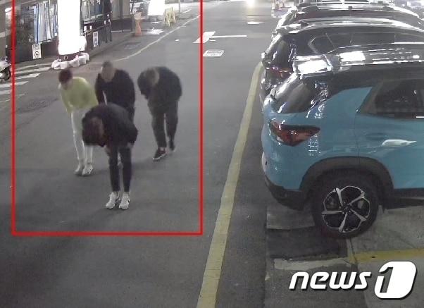 본문 이미지 -  2021년 10월17일 부산 부산진구 서면에서 후배 조직원이 선배 조직원에게 '깍두기 인사'를 하는 모습. (부산지검 제공)