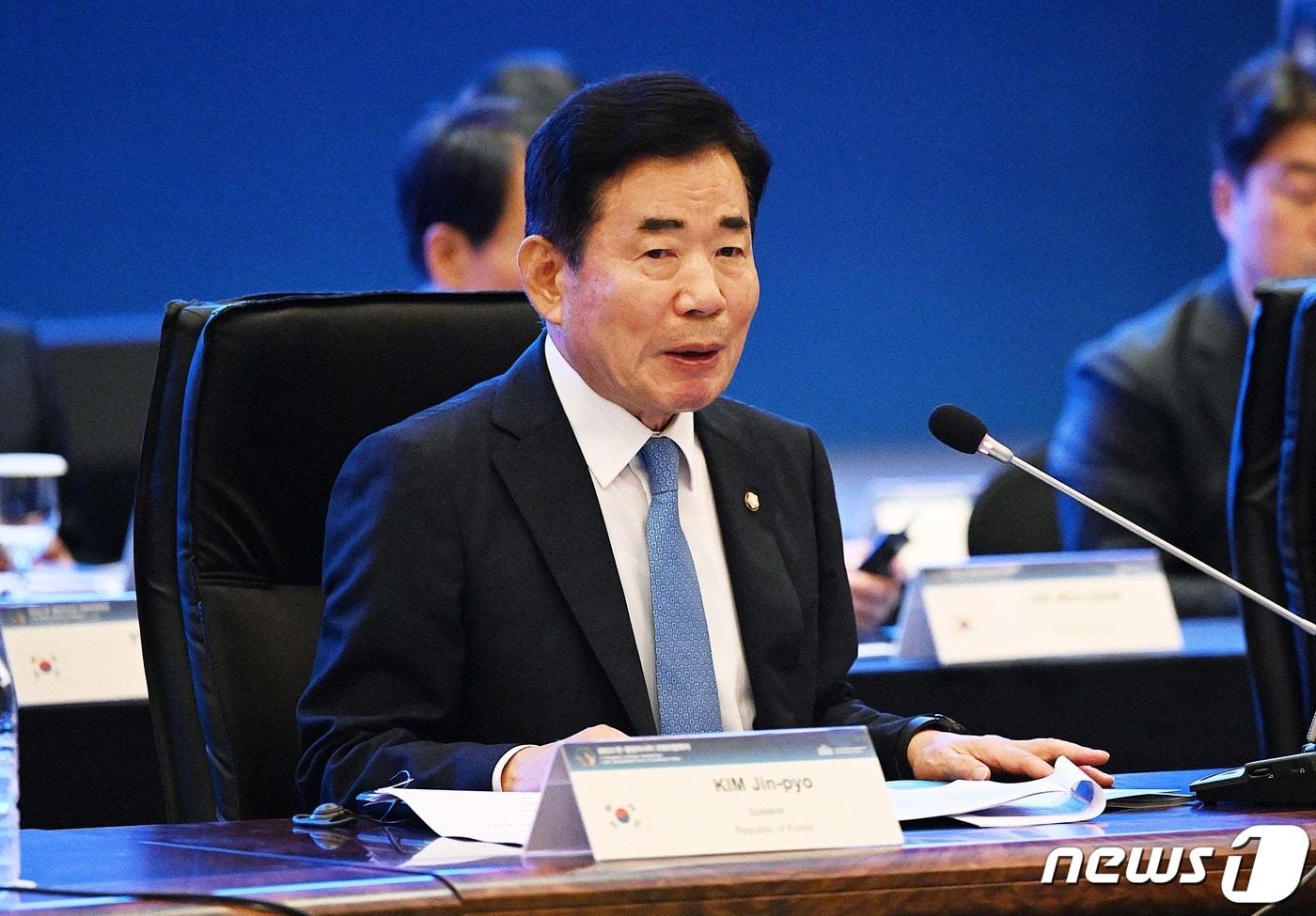 본문 이미지 - 김진표 국회의장이 19일 서울 중구 롯데호텔에서 열린 '2023 한-중앙아시아 국회의장회의' 개회식에서 한국측 인사를 소개하고 있다. 2023.9.19/뉴스1 ⓒ News1 국회사진취재단