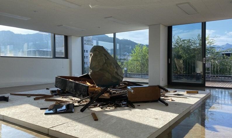 본문 이미지 - 이태수 stone composition 030, 2023, mixed media, 가변설치 (아트사이드 갤러리 제공)