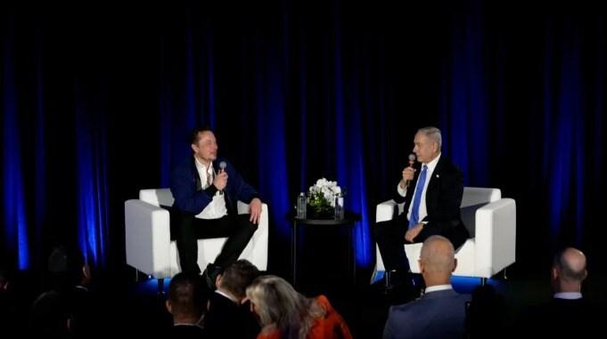 본문 이미지 - 소셜미디어 엑스(X·구 트위터)를 소유한 일론 머스크(왼쪽) 테슬라 CEO(최고경영자)가 베냐민 네타냐후 이스라엘 총리와 18일(현지시간) 미국 캘리포니아 프리몬트 소재 테슬라 공장에서 대담을 갖고 있다. 이 자리에서 머스크는 X 사용자들을 상대로 월 구독료를 부과하겠다고 밝혔다. 이날 회담은 온라인으로 생중계됐다.(X 'Benjamin Netanyahu' 갈무리) 2023.9.18.