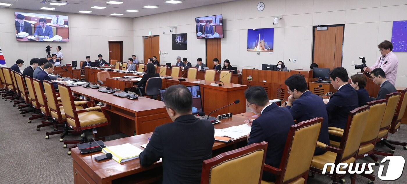 본문 이미지 - 조승래 국회 과방위 안조위원장이 19일 서울 여의도 국회에서 열린 과학기술정보방송통신위원회 안건조정위원회를 주재하고 있다. 2023.9.19/뉴스1 ⓒ News1 임세영 기자